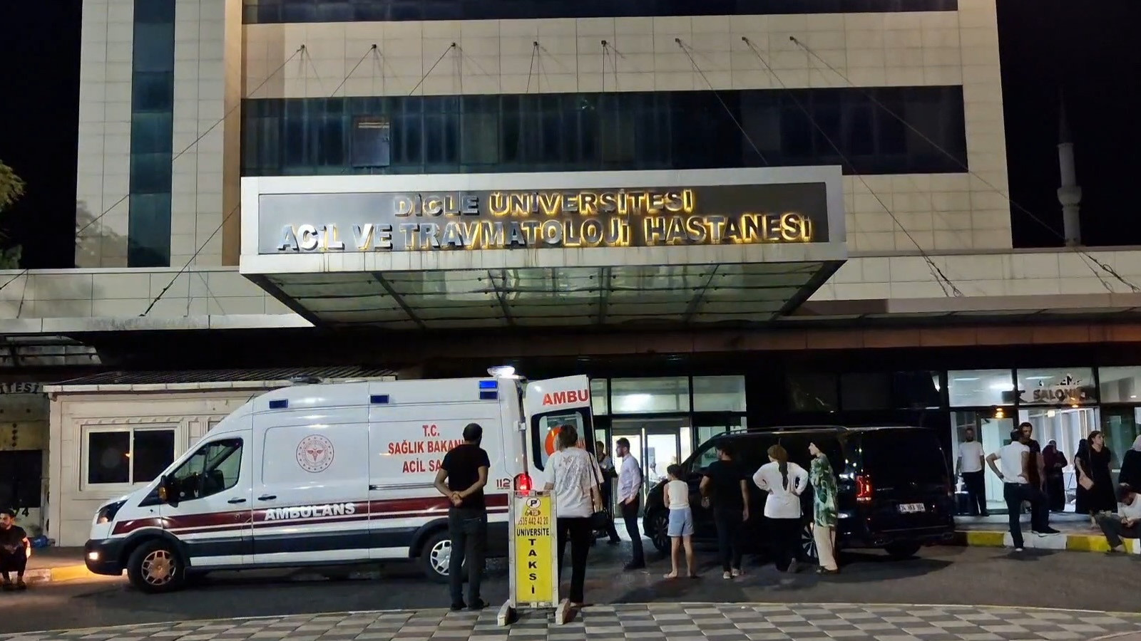 Tartışma esnasında av tüfeğiyle rastgele ateş açtı; eşi öldü, akrabası yaralandı