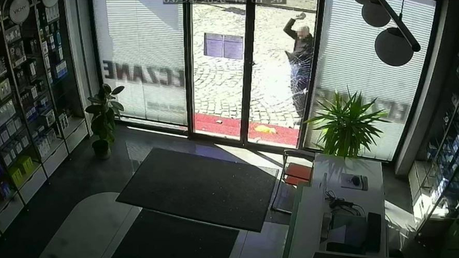 Yer: Erzurum! Parke taşıyla camı kırdı, ayçiçek yağıyla kundaklamak istedi