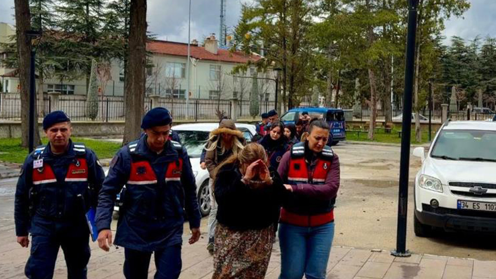 Bohçacı kılığına girip 880 bin TL'lik soygun yaptılar