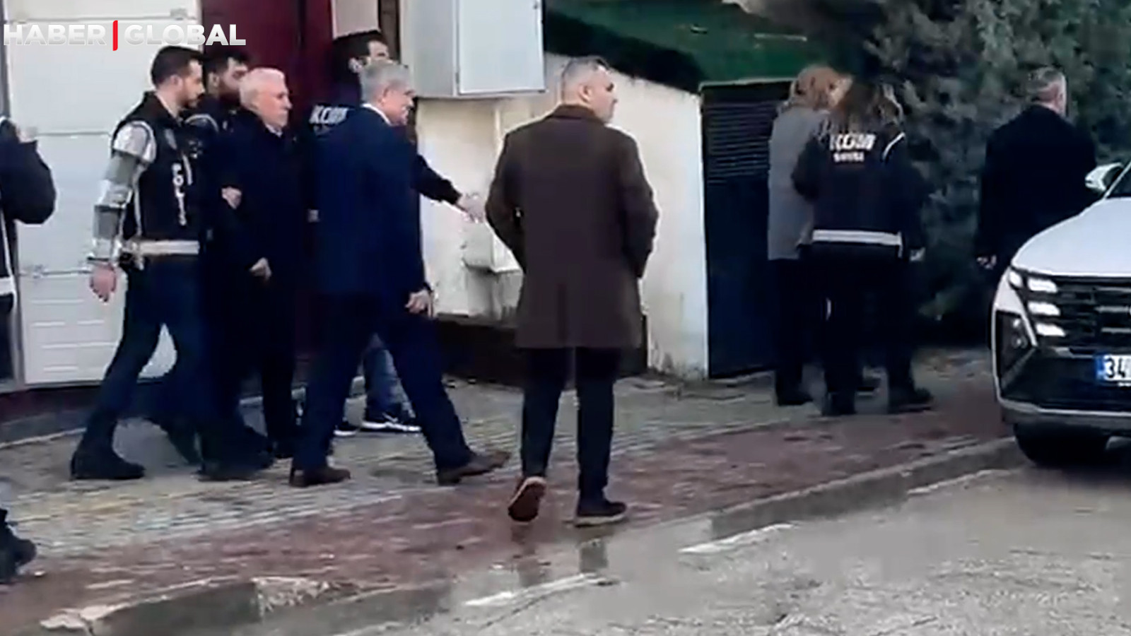 Bursa Büyükşehir Belediye Başkanı Mustafa Bozbey'in gözaltına alındığı anlar