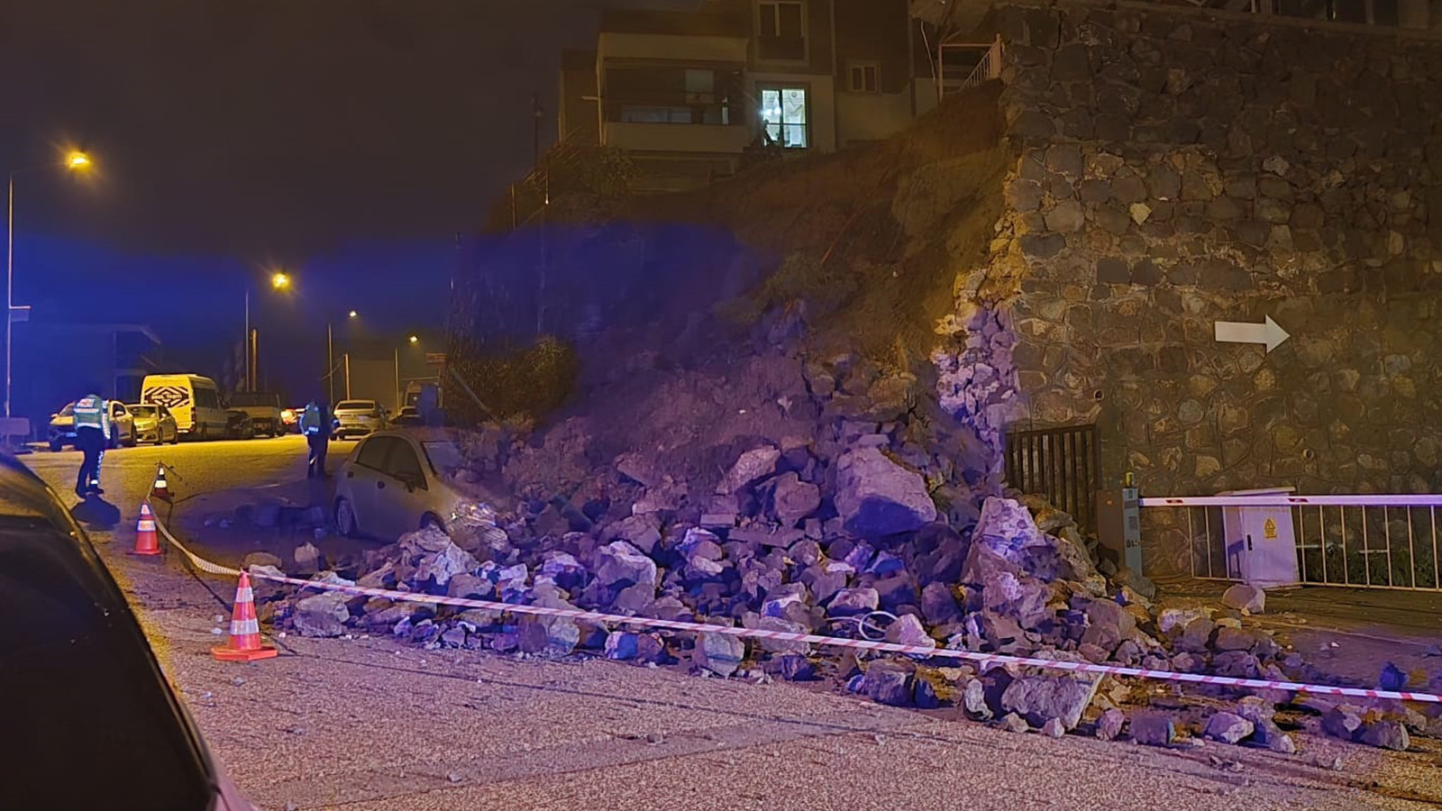 Bursa'da istinat duvarı otomobilin üzerine çöktü