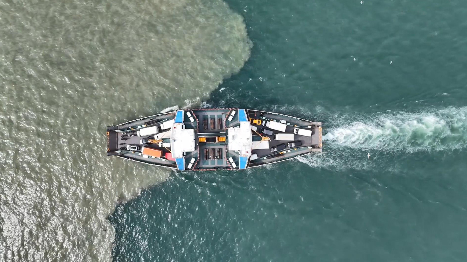 İstanbul'da yağmur sonrası Haliç'in rengi değişti