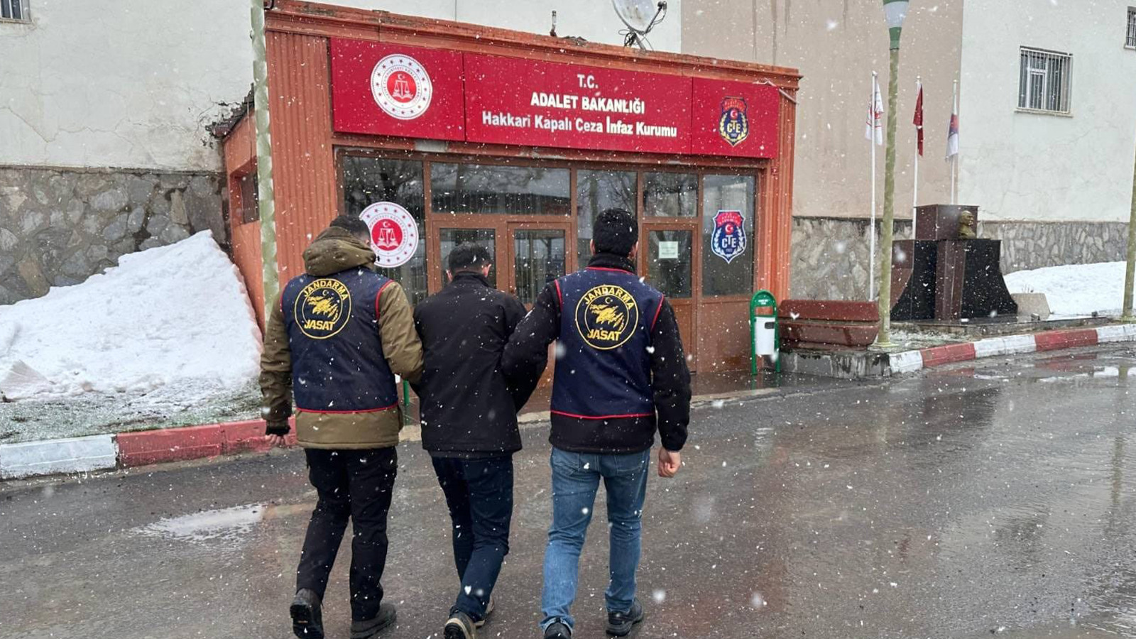 Jandarma ikna etti; Irak’tan gelerek teslim oldu