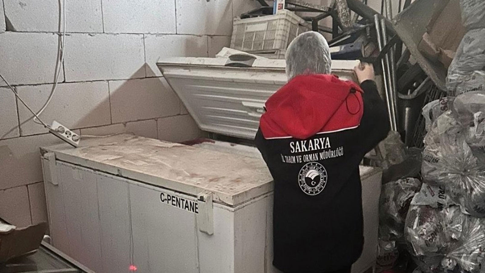 Vatandaşın sağlığı ile oynayacaklardı! Sakarya'da onlarca kilo tarihi geçmiş tavuk eti ele geçirildi