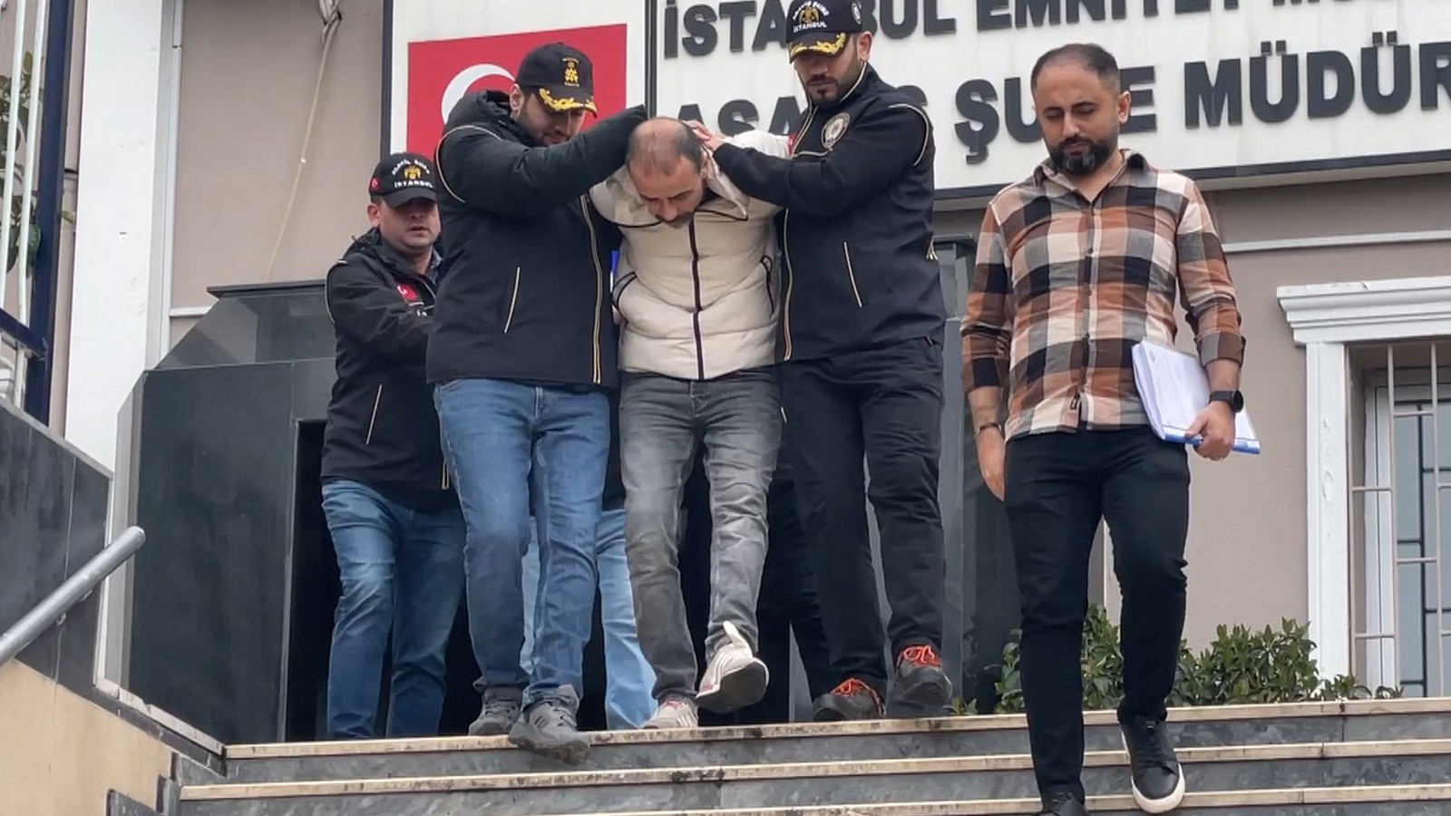 Yer: Sultangazi! Eşiyle ilişkisi olduğunu iddia ettiği kişiyi öldürüp kaçtı
