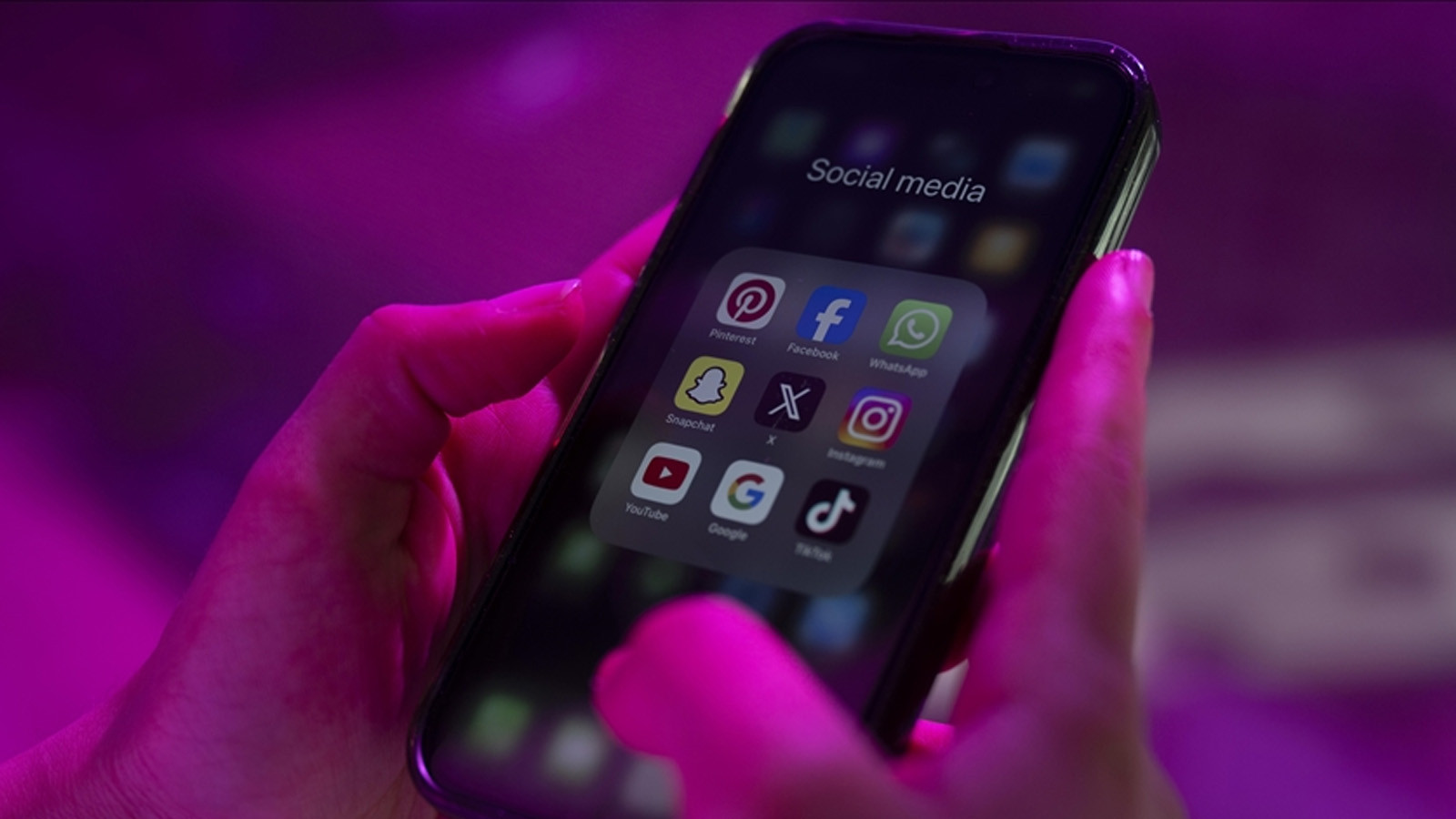 15 yaş altına sosyal medya engeli: Bir ülkeden daha kritik adım