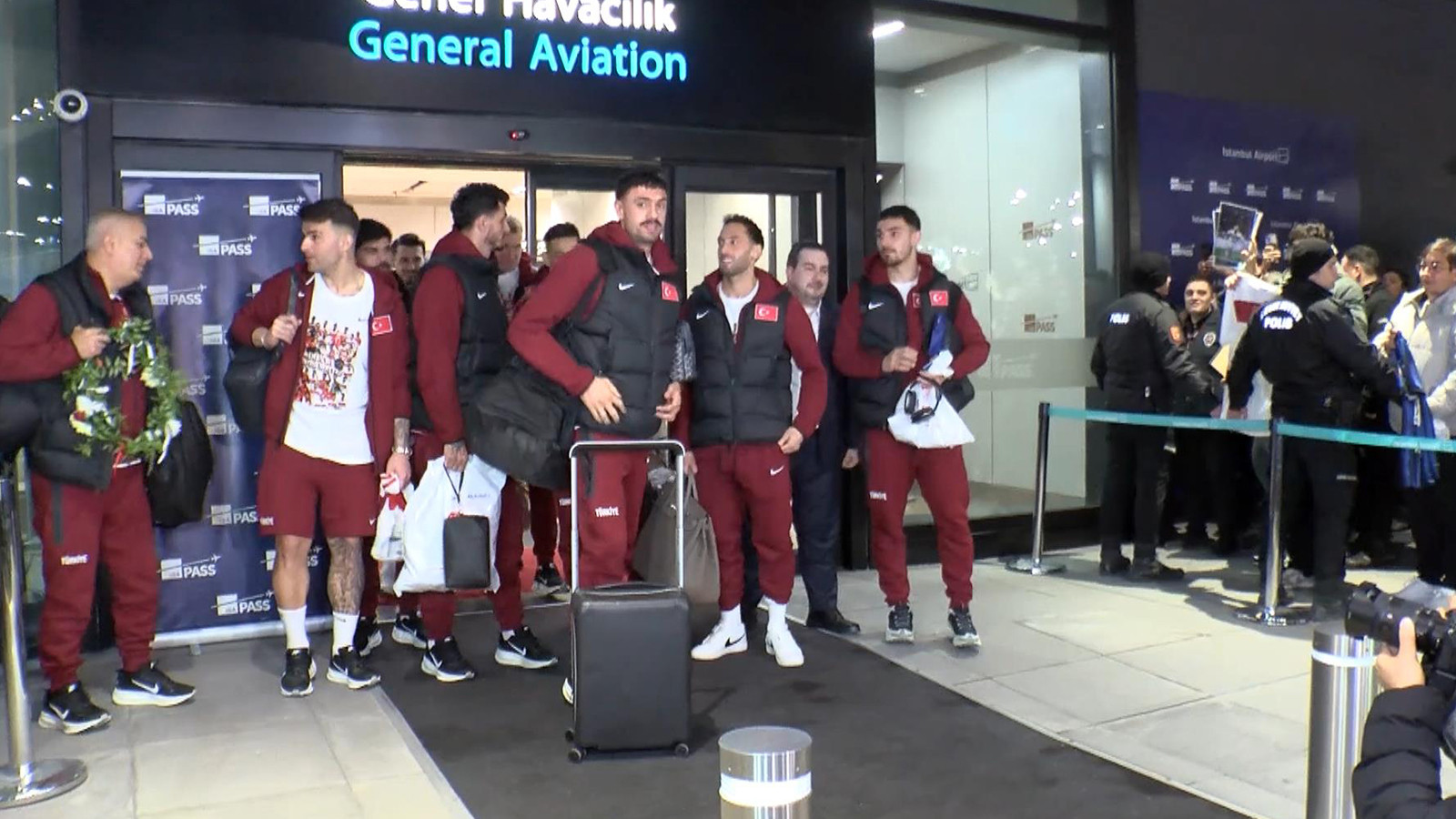 A Milli Futbol Takımı galibiyet sonrası yurda döndü