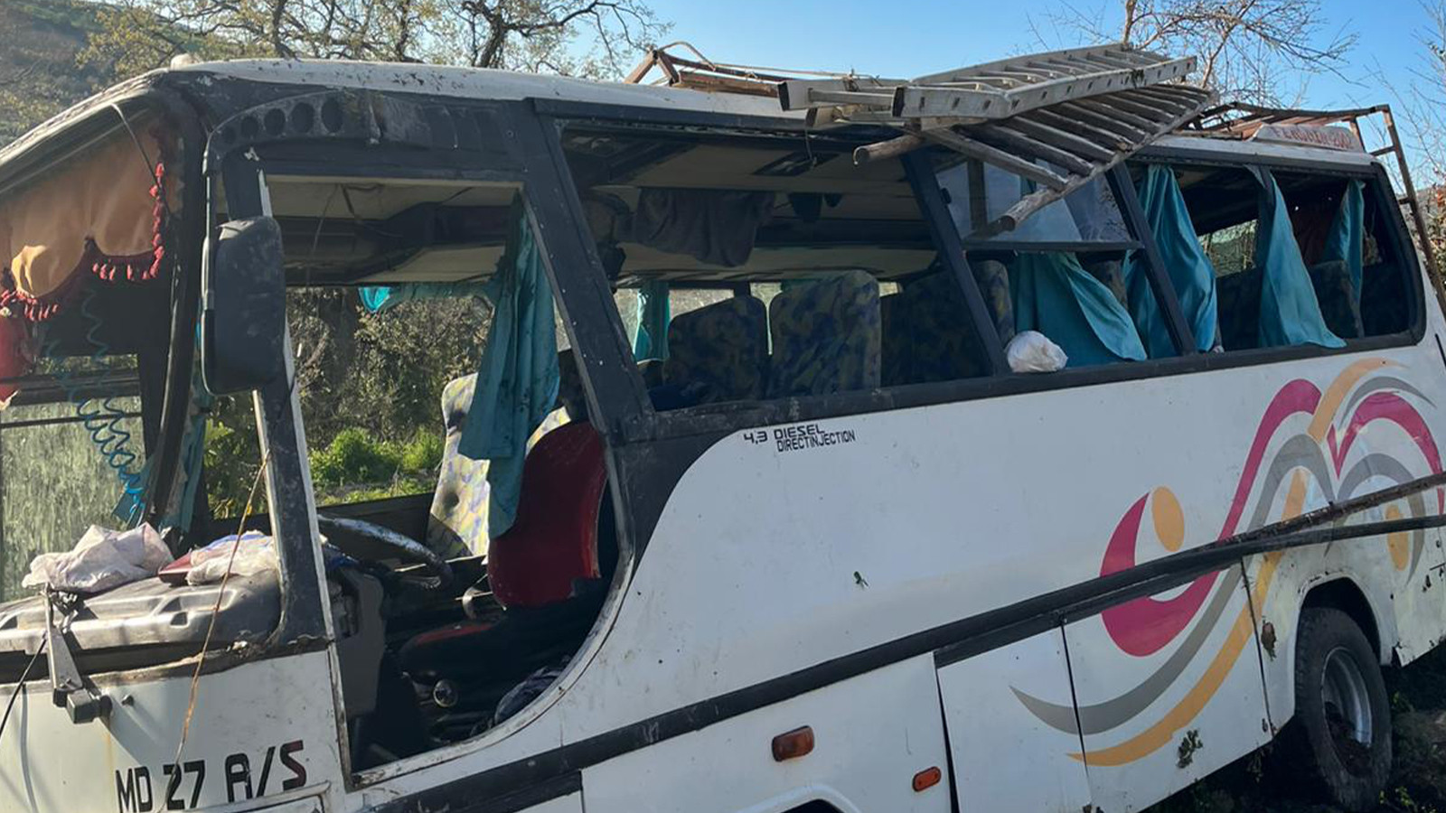 Adana'da tarım işçilerini taşıyan midibüs devrildi: 17 yaralı