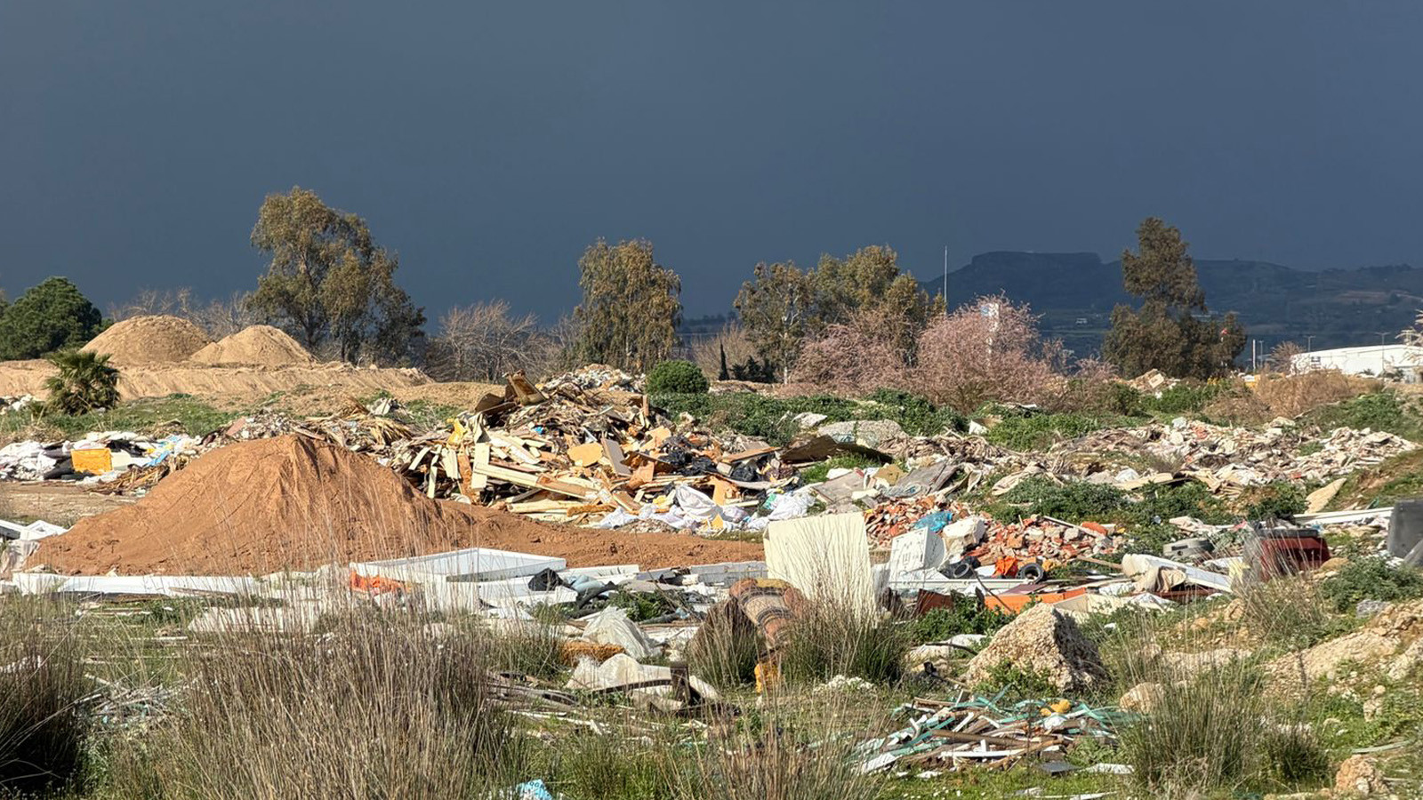 Antalya'da utandıran görüntü: Kuş cenneti çöplüğe döndü