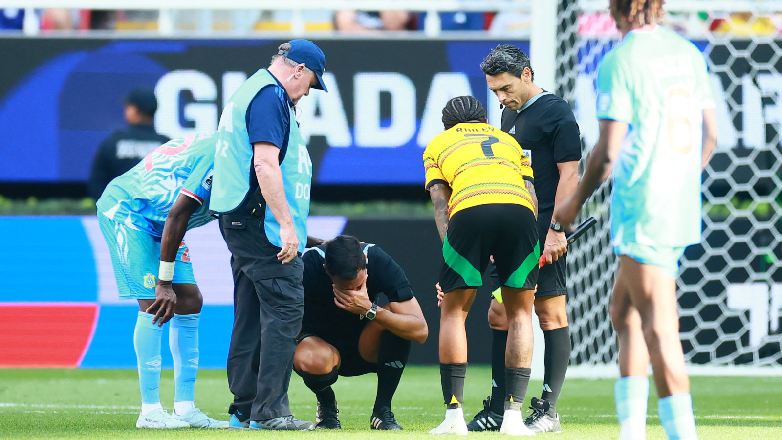 Dünya Kupası play-off maçında hakem sahayı terk etmek zorunda kaldı