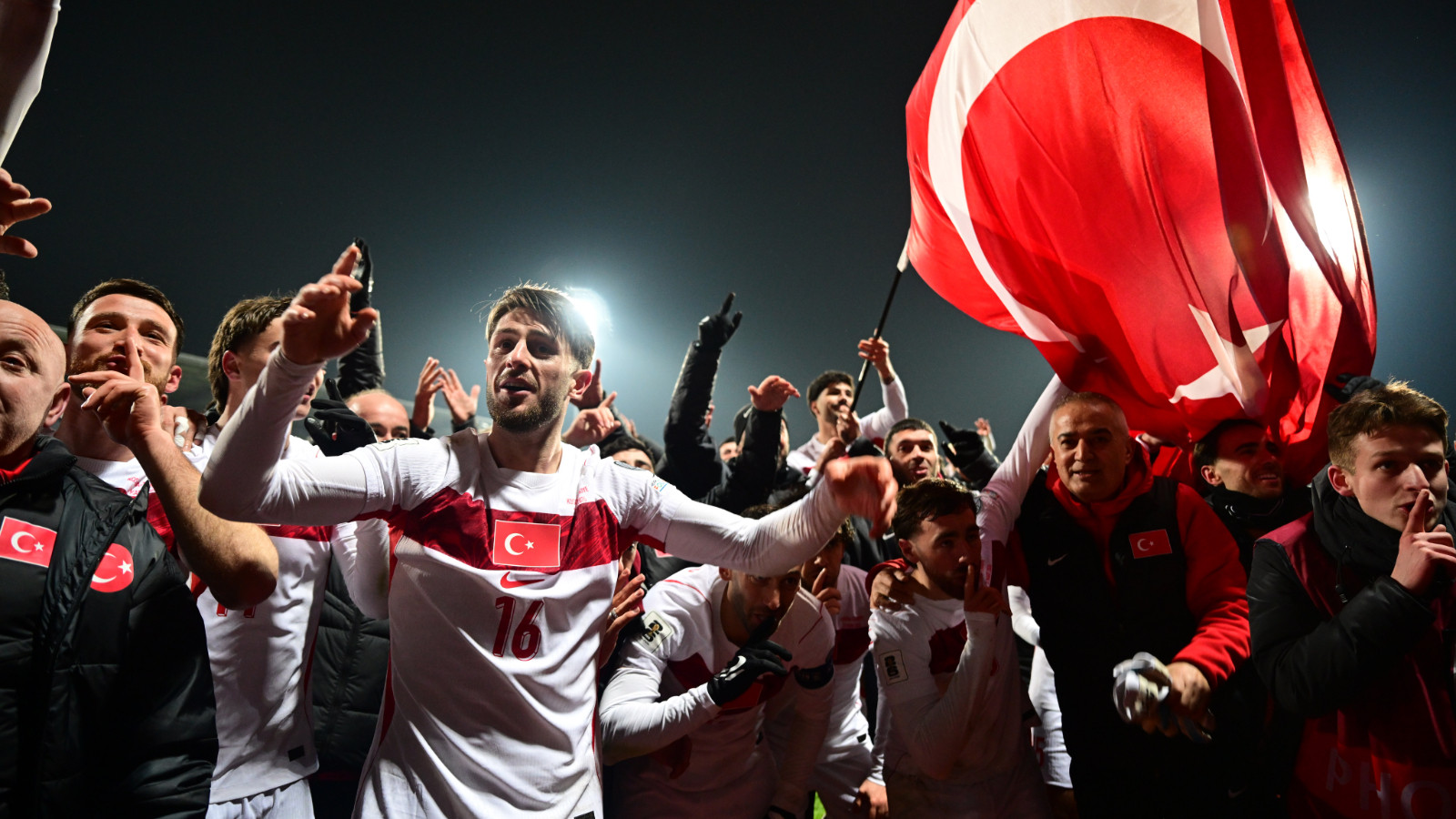 Futbolcular 24 yıllık hasreti Kosova'da böyle kutladı