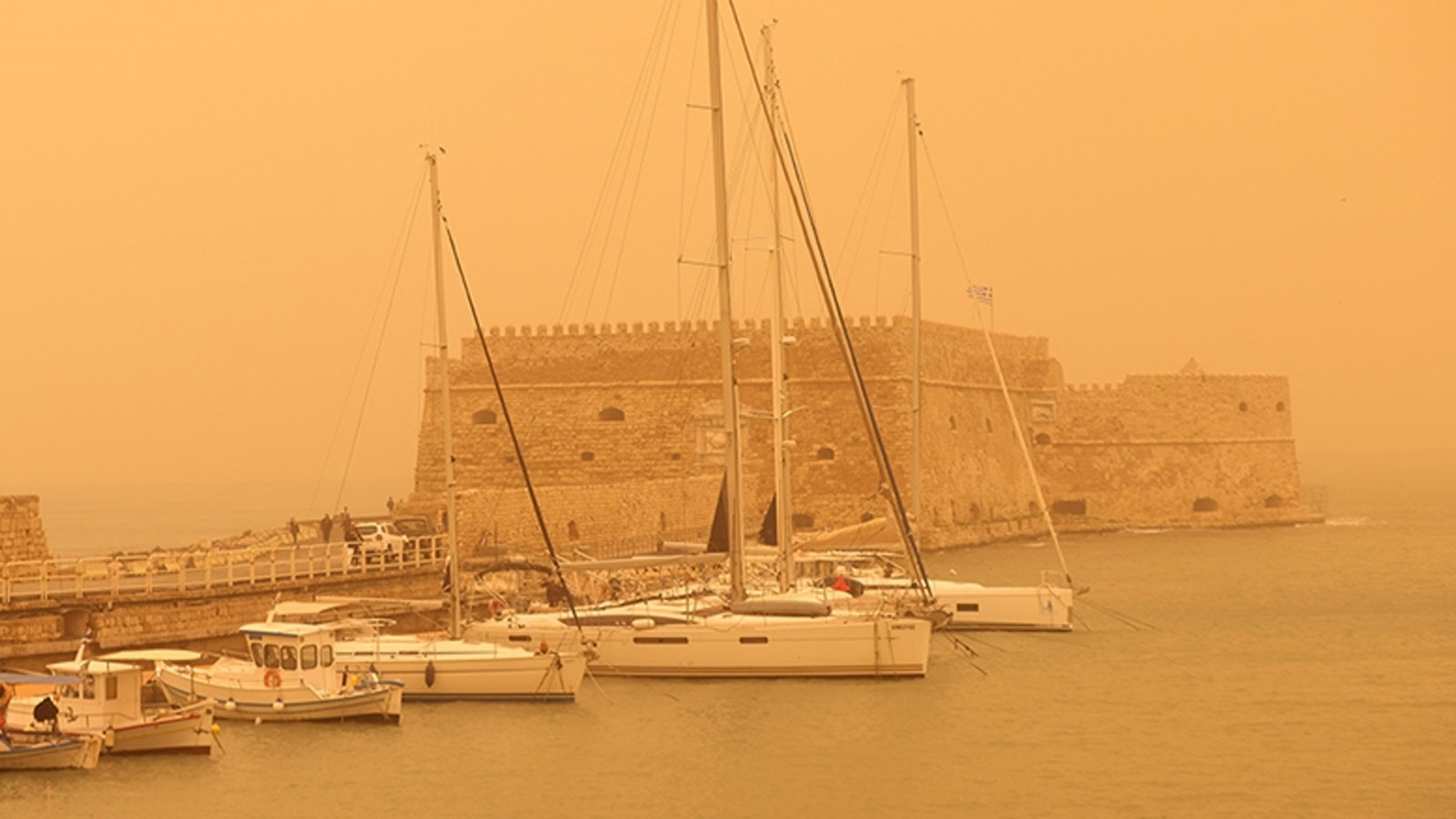 Girit Adası çöl tozu nedeniyle kırmızıya büründü