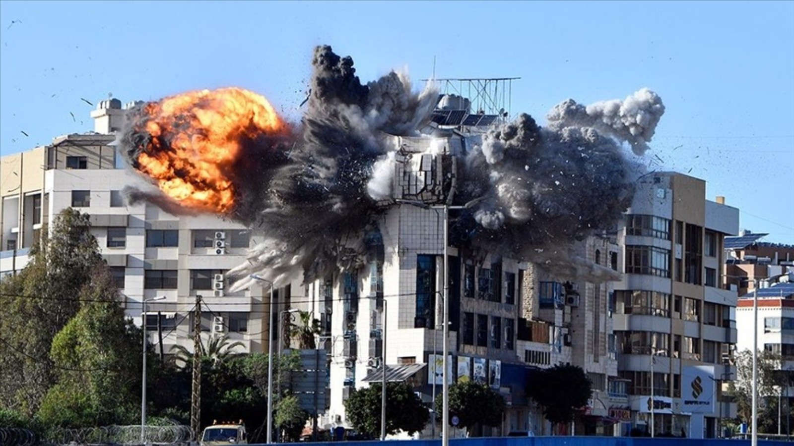 İsrail'den Beyrut'a 3 saldırı