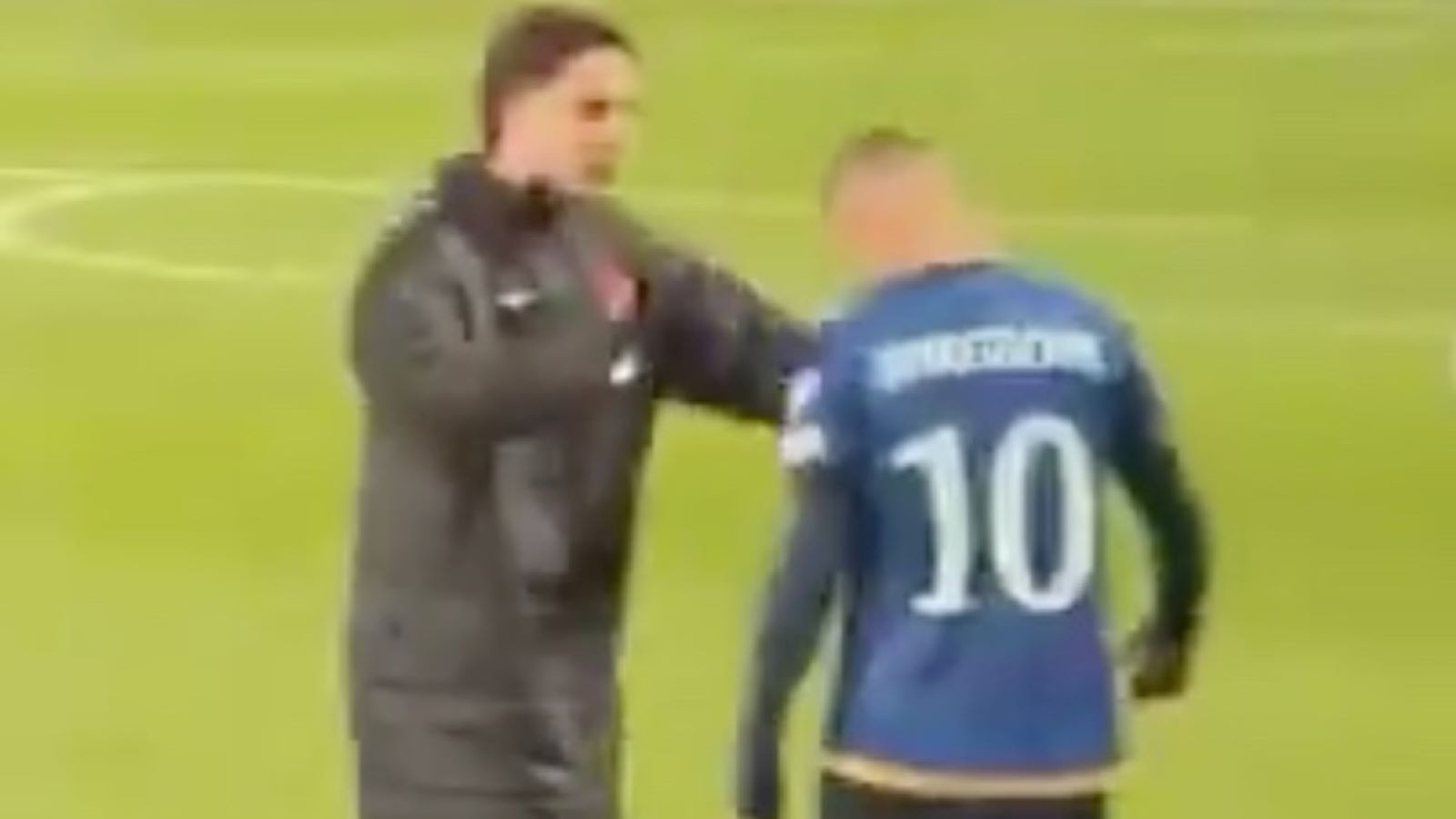 Kenan Yıldız Kosovalı oyuncuyu teselli etti