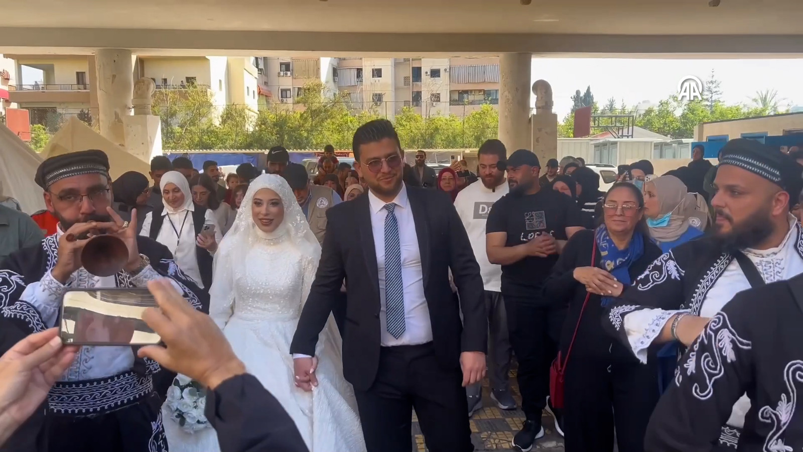 Lübnanlı çift, İsrail saldırıları nedeniyle sığındıkları okul binasında evlendi