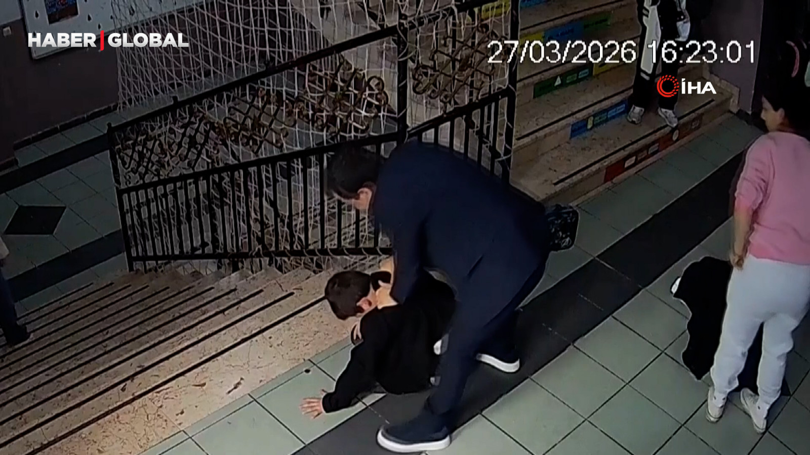 Okul müdüründen hayat kurtaran Heimlich manevrası