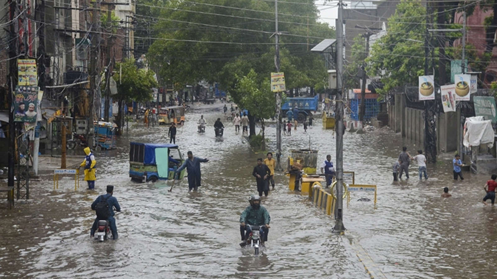 Pakistan'da şiddetli yağışlar nedeniyle 40 kişi hayatını kaybetti