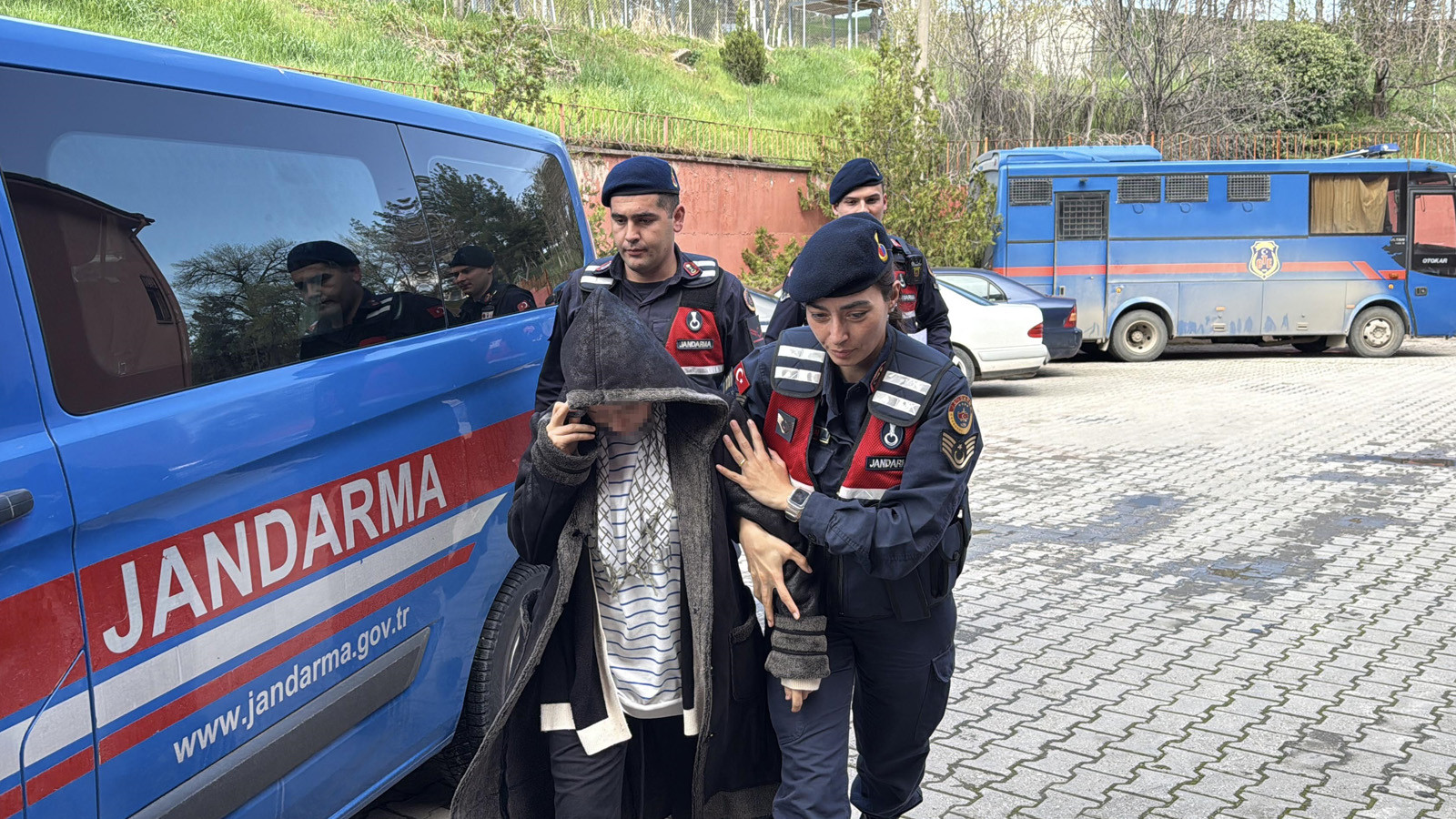 Tartıştığı kocasını av tüfeğiyle başından vurarak öldürdü