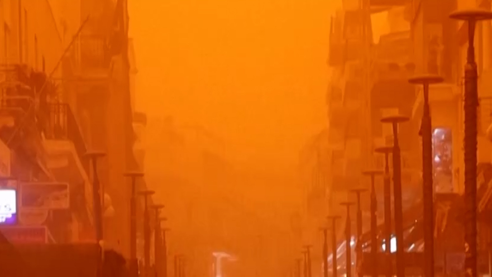 Afrika'dan gelen toz nedeni ile gökyüzü kızıla boyandı