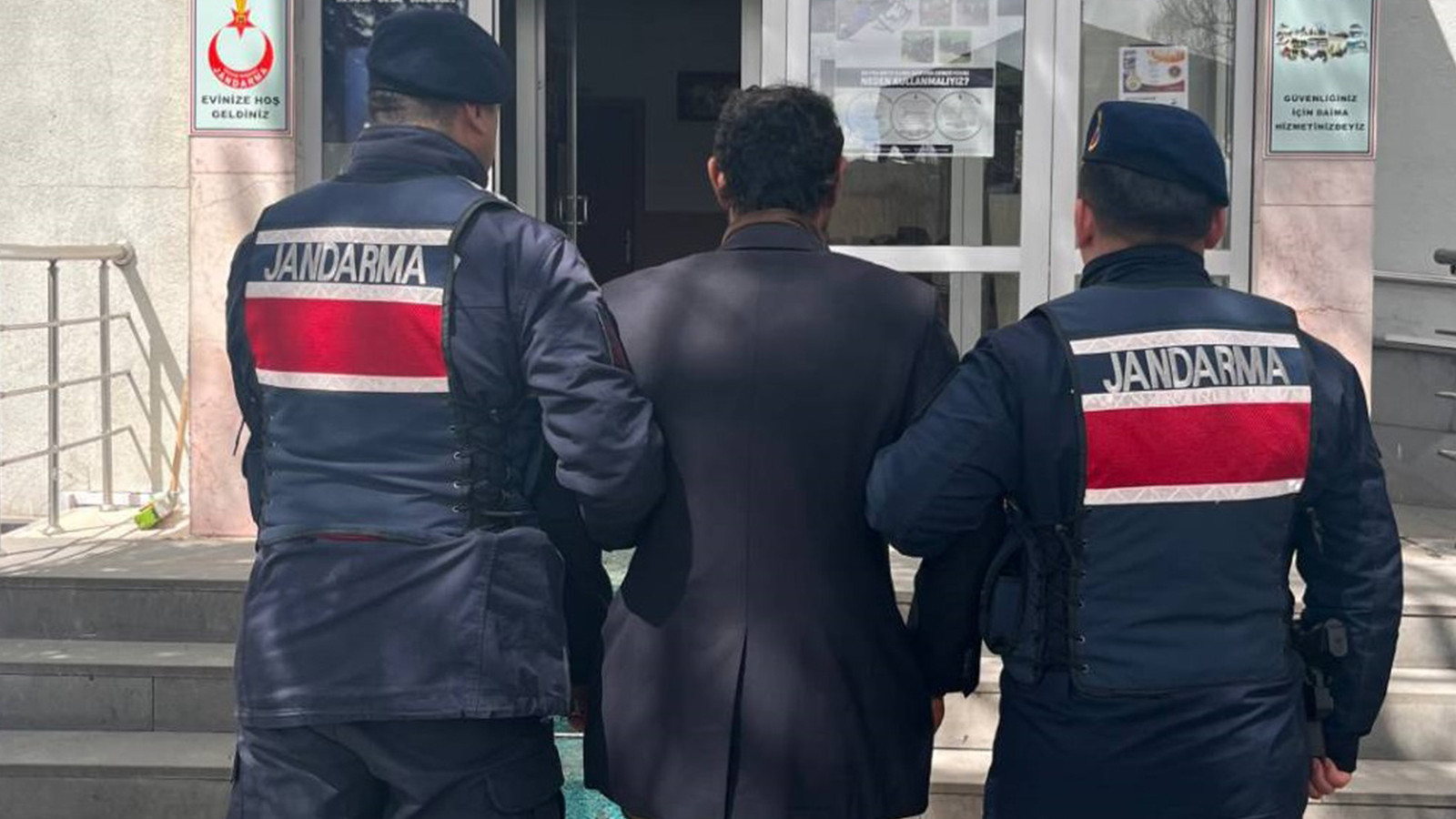 Köpeğini çok yediği için ağaca asıp öldüren şüpheli tutuklandı