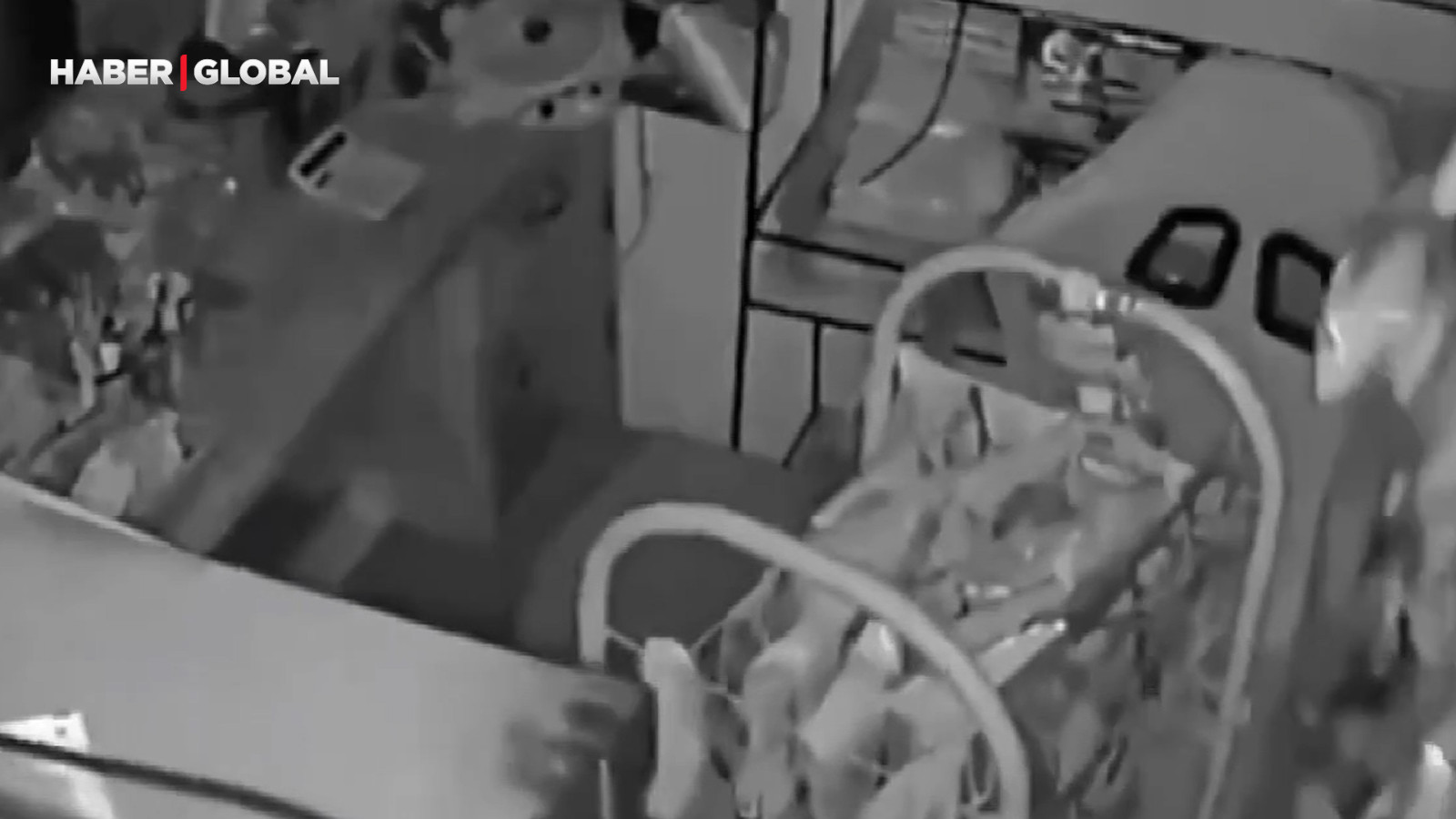 Endonezya'da 7.4 büyüklüğündeki depremin görüntüleri ortaya çıktı! "Yer yerinden oynadı"