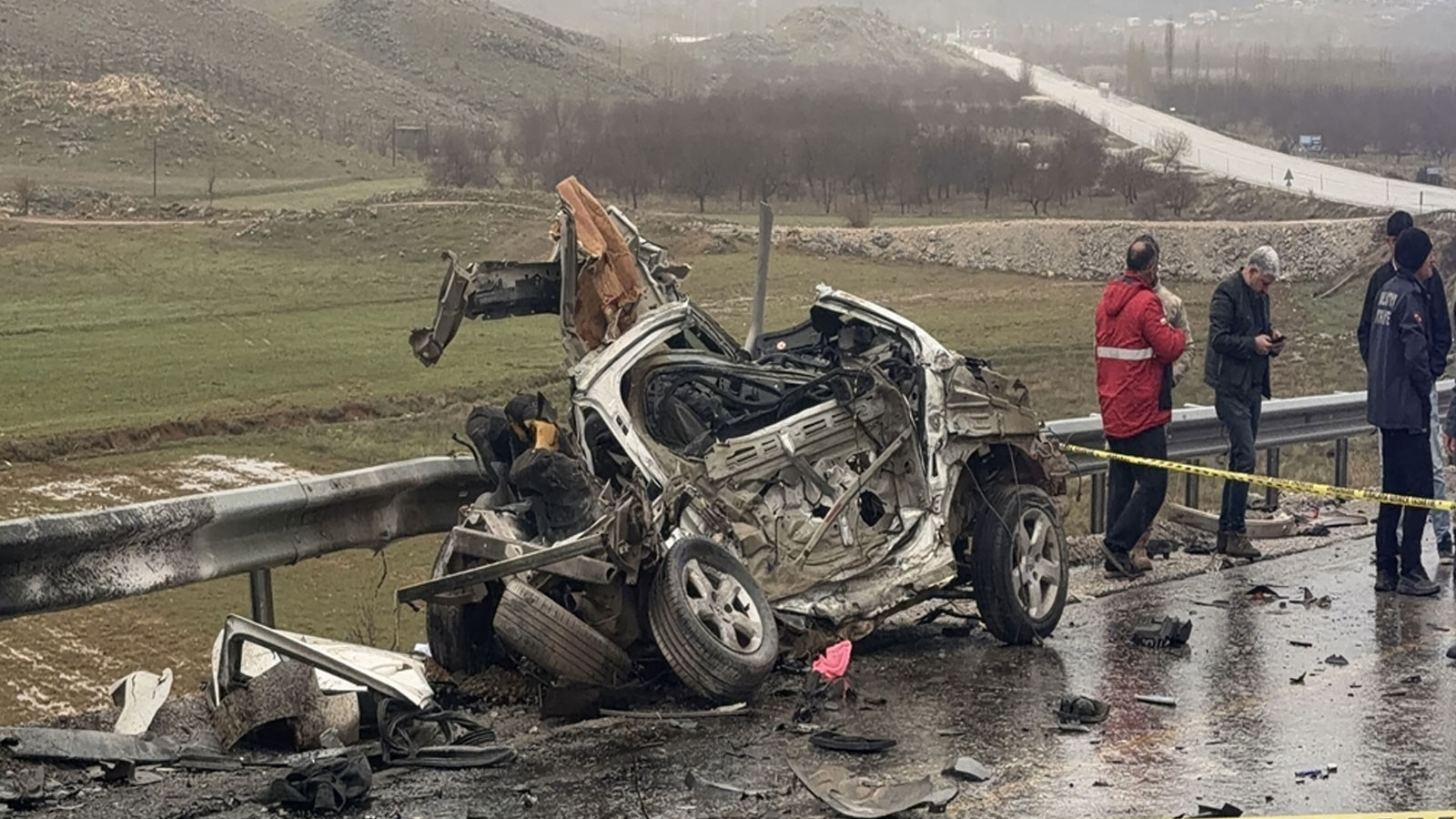 Malatya'da korkunç kaza! Tır ile otomobil kafa kafaya çarpıştı: 3 ölü, 1 yaralı