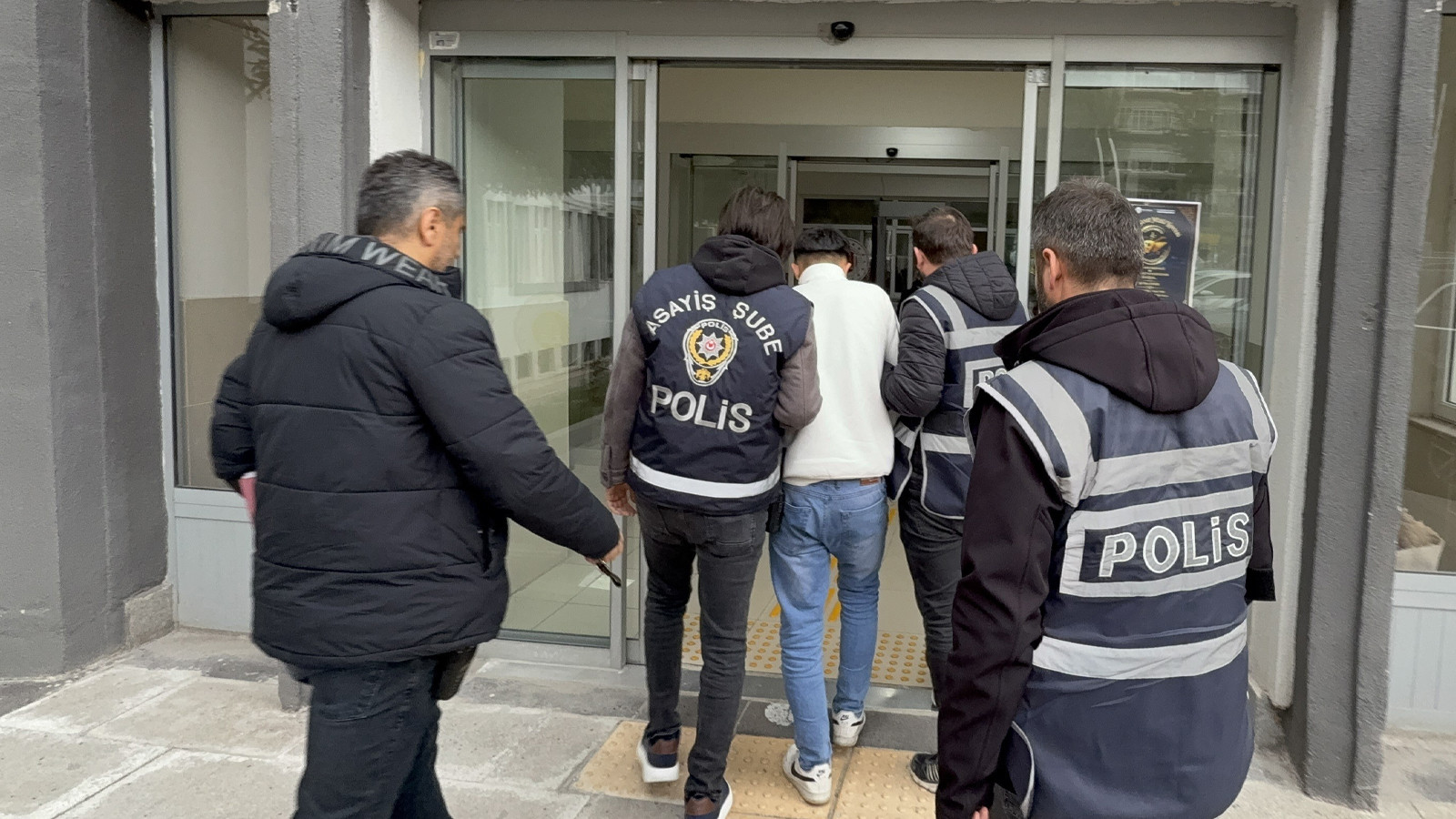 Milyonluk vurgun yapıp şehir şehir kaçtılar: Yakayı Ankara'da ele verdiler