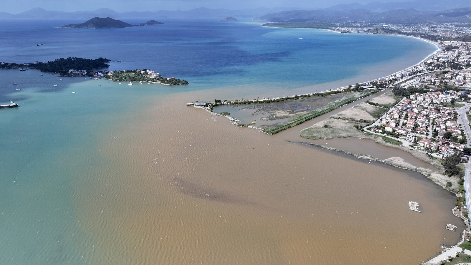 Muğla'da dikkat çeken görüntü: Suyun rengi kahverengiye döndü