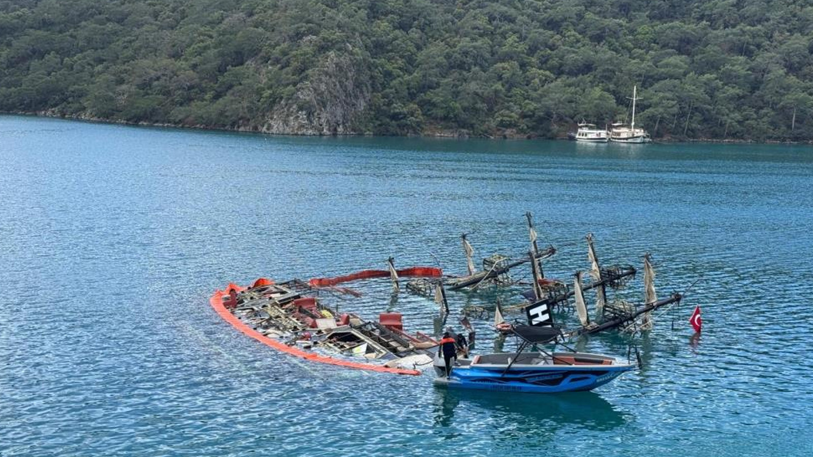 Muğla'da gezi teknesi sulara gömüldü: Can kaybı var