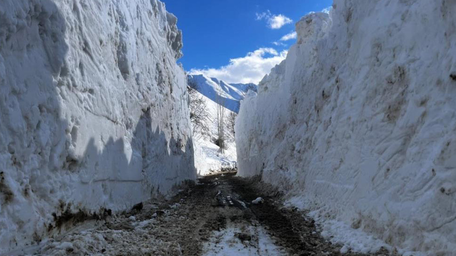 Nisan ayında metrelerce kar tünelleri