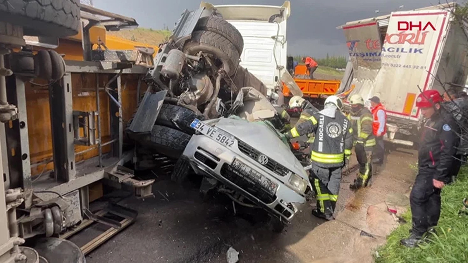 TEM'de zincirleme kaza: 2 kişi hayatını kaybetti