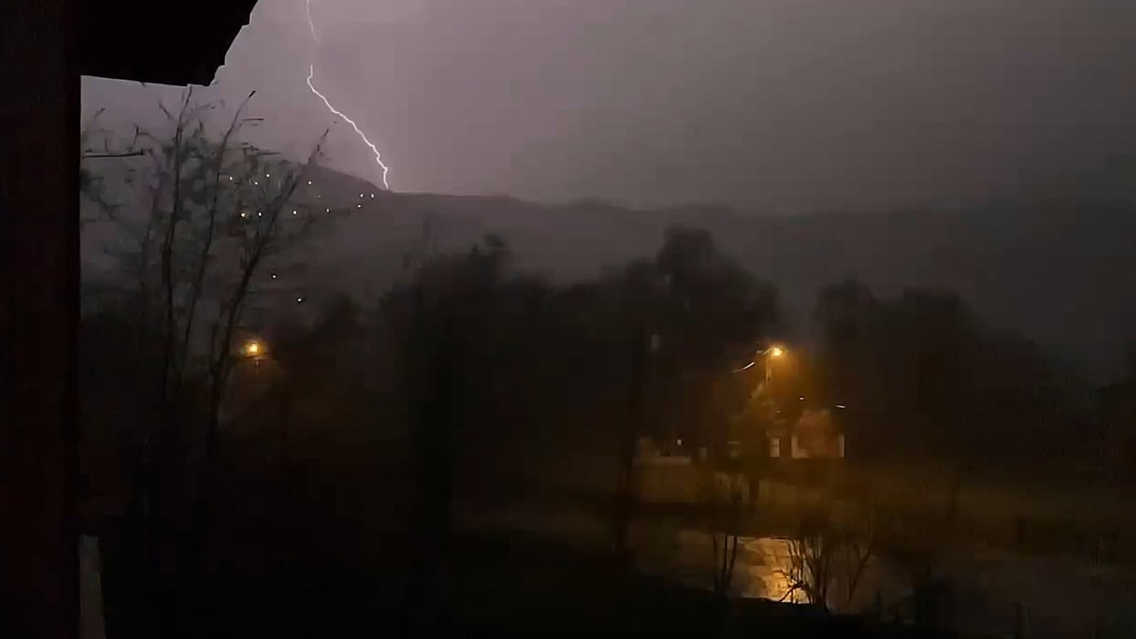 10 şehrimizi 4 Nisan günü gök gürültülü sağanak yağış esir alacak! İşte o iller