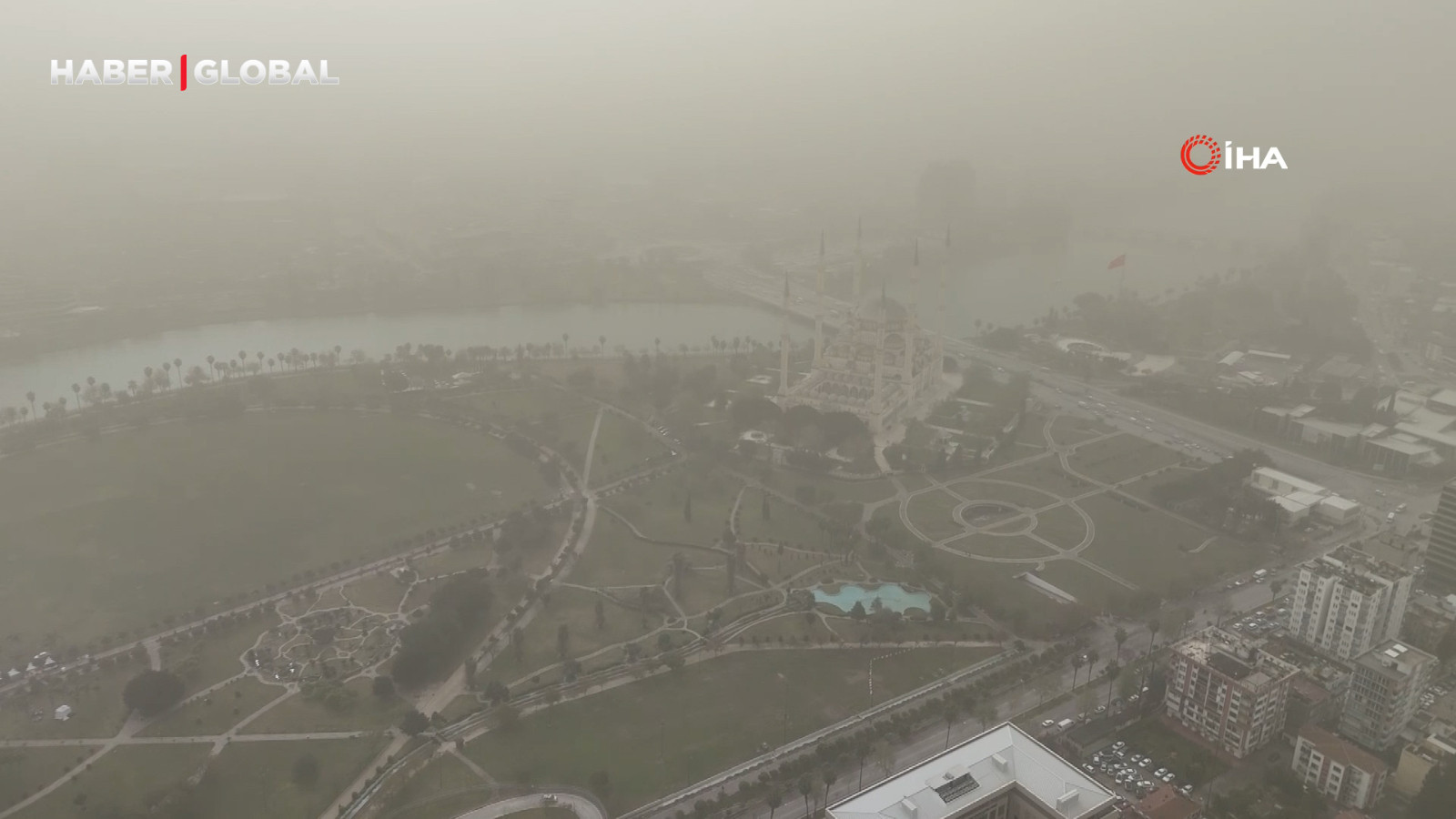 Adana'da gökyüzünün rengi değişti, toz taşınımı havadan görüntülendi