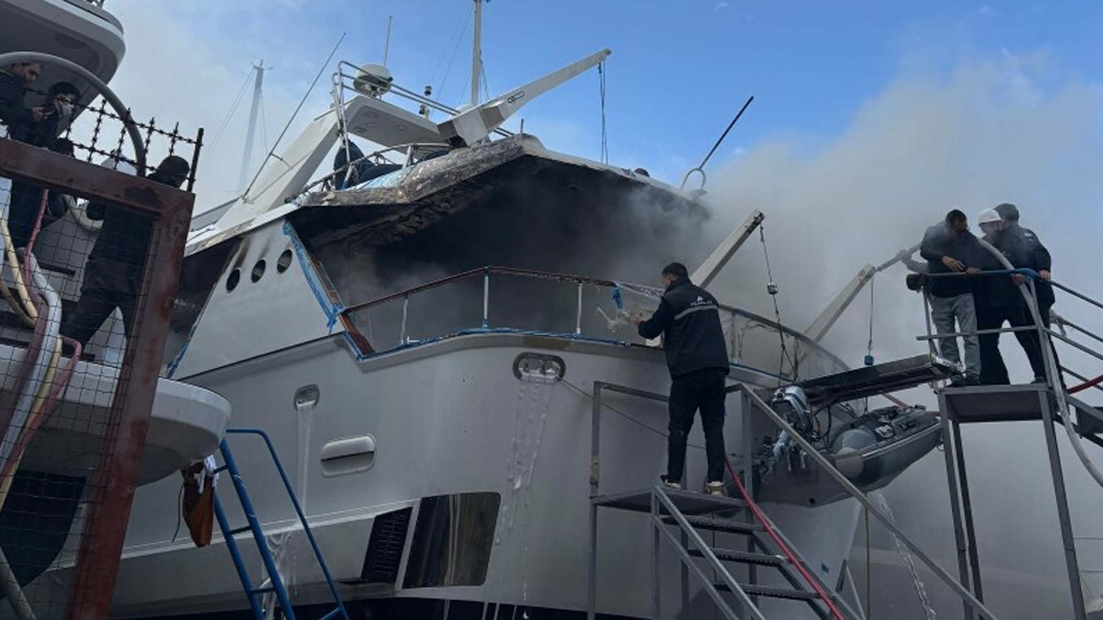 Bodrum'da eski Trabzonspor Başkanı Sadri Şener'e ait motoryat yandı