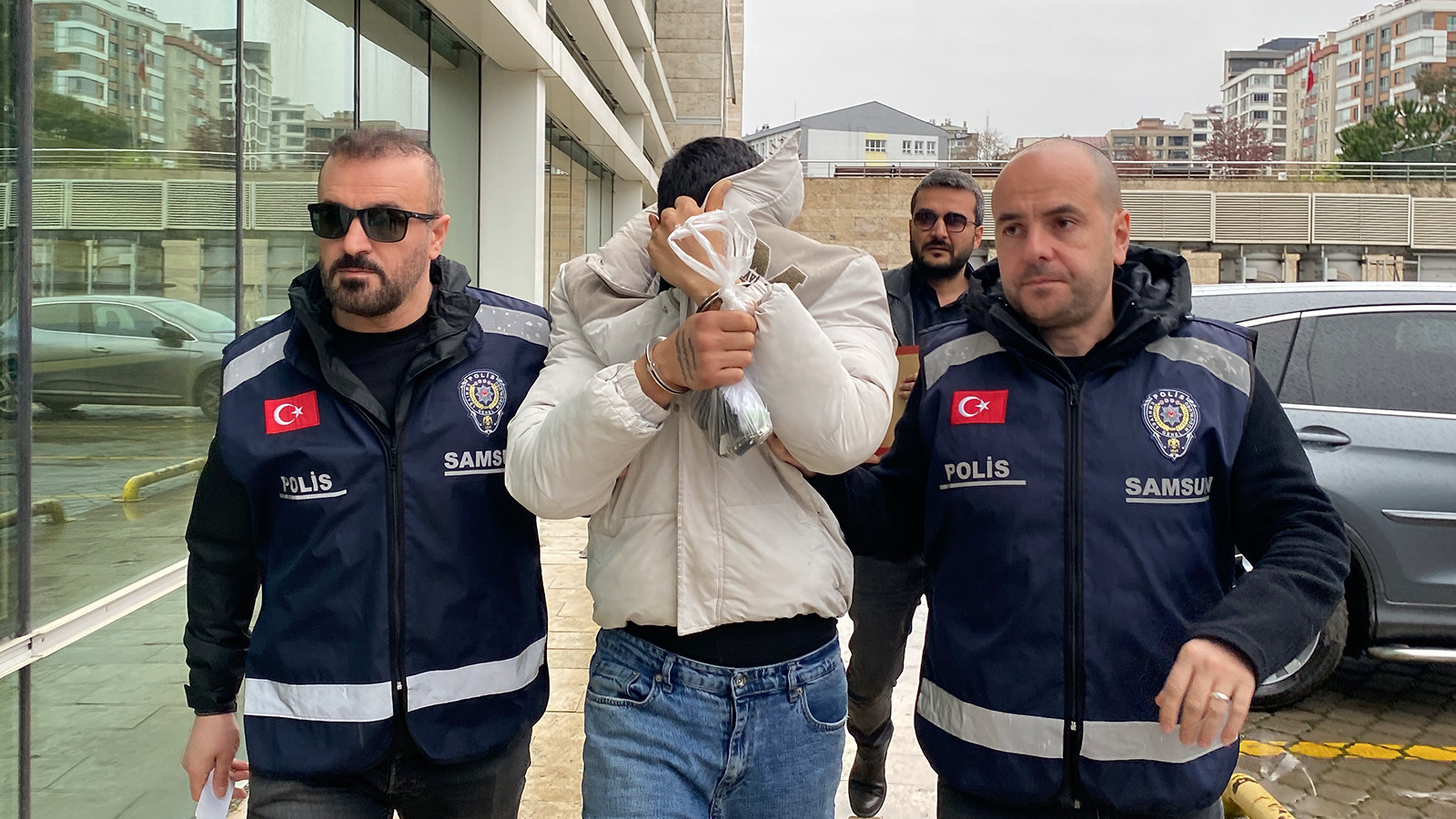 Cinsel saldırı şüphelisini yüzündeki dövme ele verdi