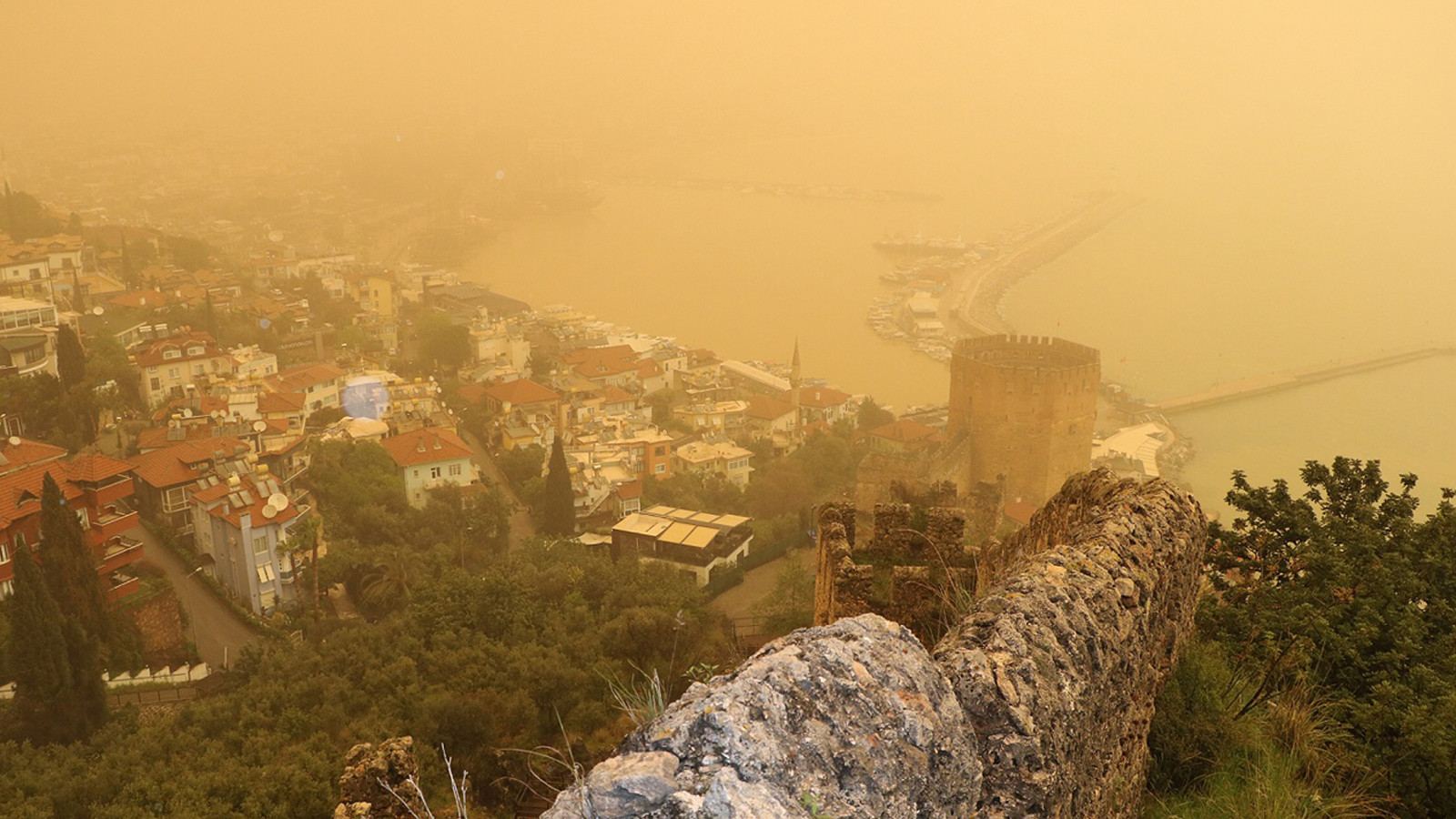 Çöl tozları Akdeniz'i yuttu... Türkiye'de 4 il kahverengiye büründü