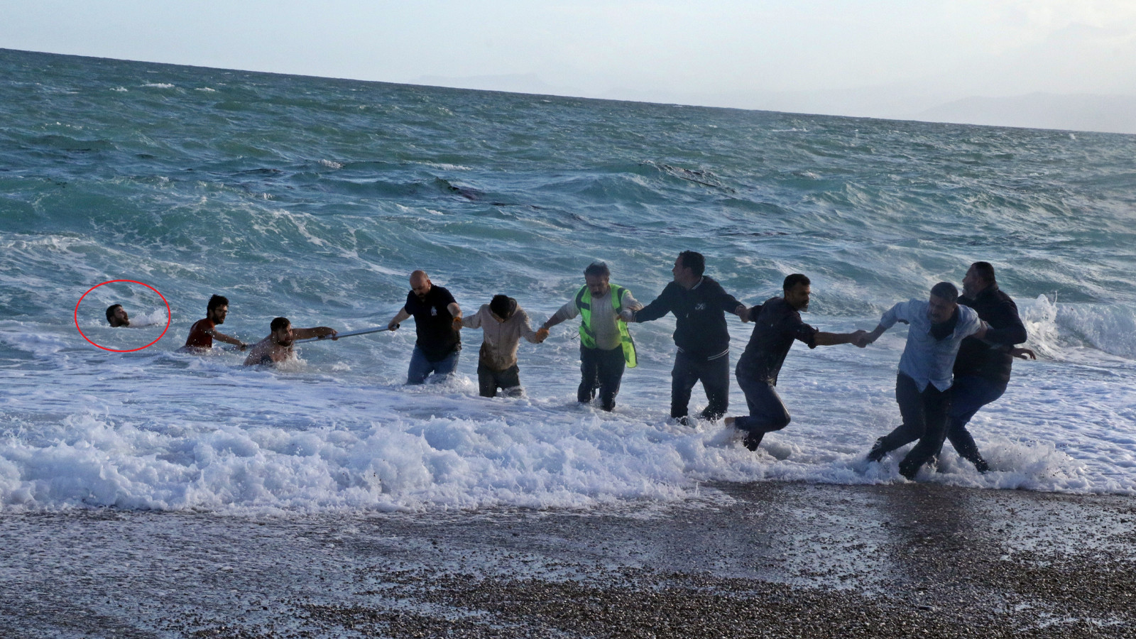 İnsan zinciri ile kurtarmaya çalıştılar... 26 yaşındaki genç şifa ararken canından oldu!