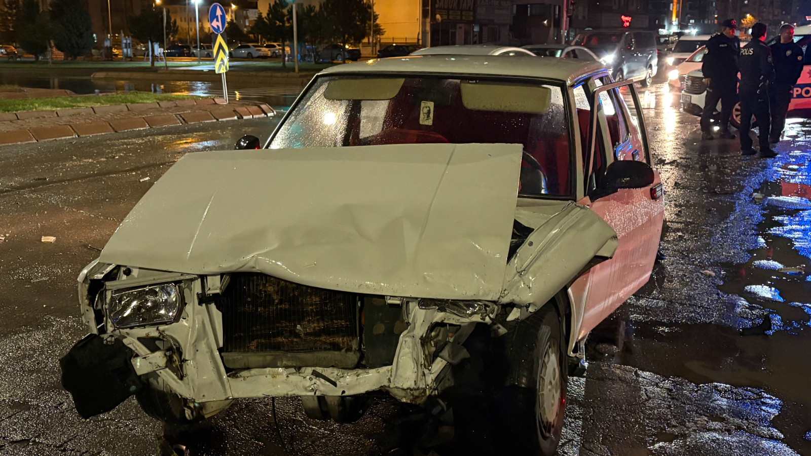 Kayseri'de iki otomobil çarpıştı! Tofaş kağıt gibi ezildi