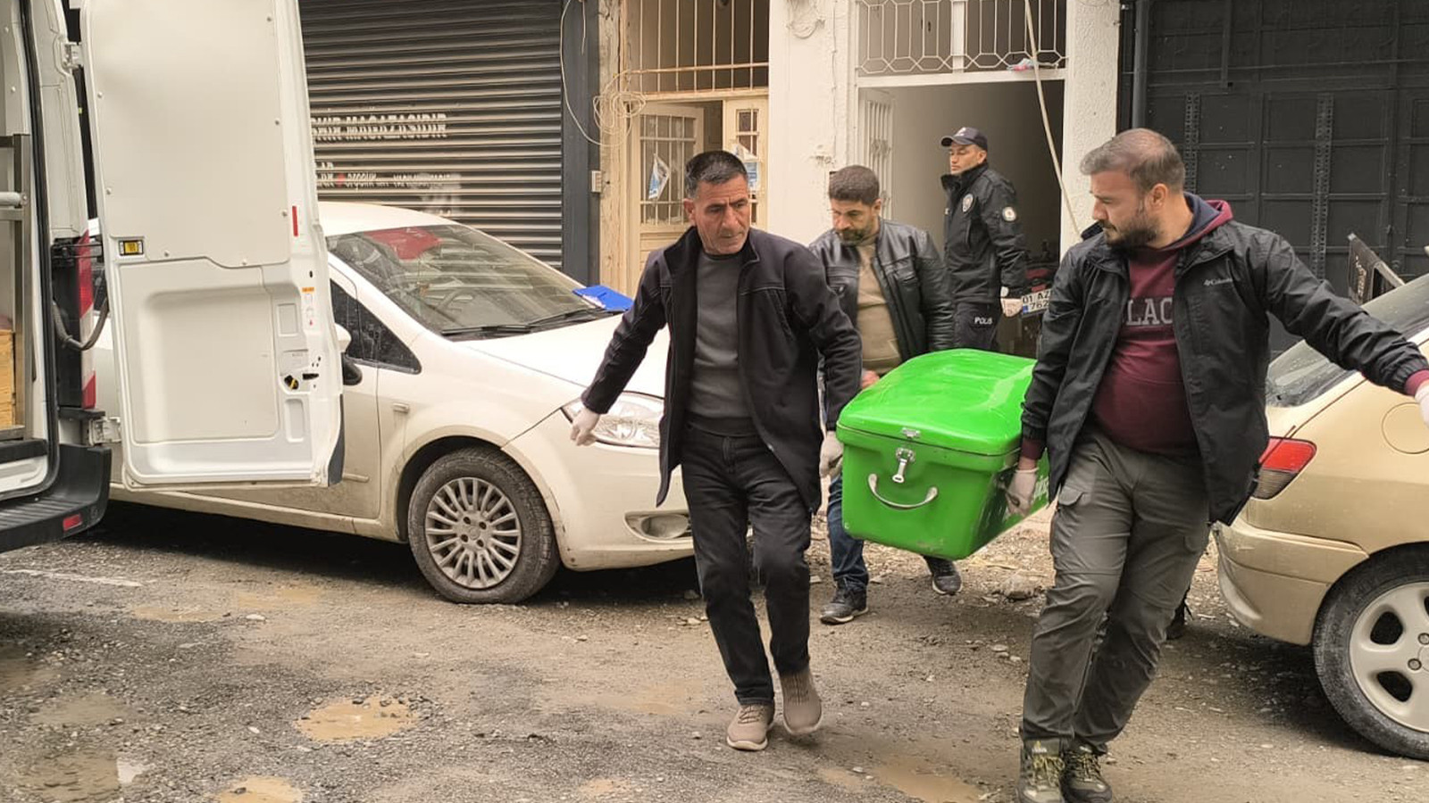 Yaşlı adam yalnız yaşadığı evde bıçaklanarak öldürüldü