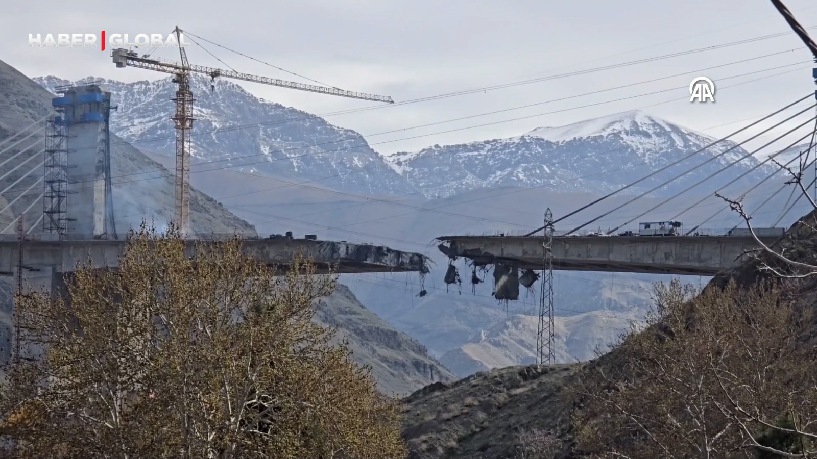 ABD ve İsrail, İran'ın Kerec kentinde vurduğu B1 Köprüsü'ndeki yıkım böyle görüntülendi