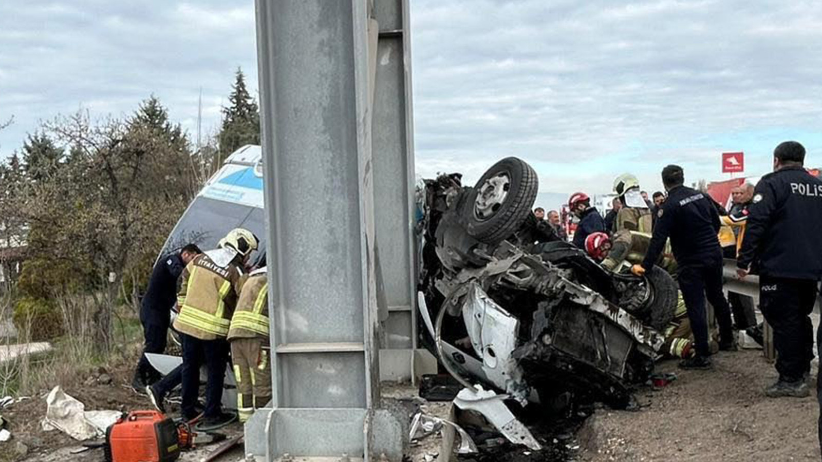 Ankara'da özel halk otobüsü üst geçide çarptı: 5 ölü, 15 yaralı