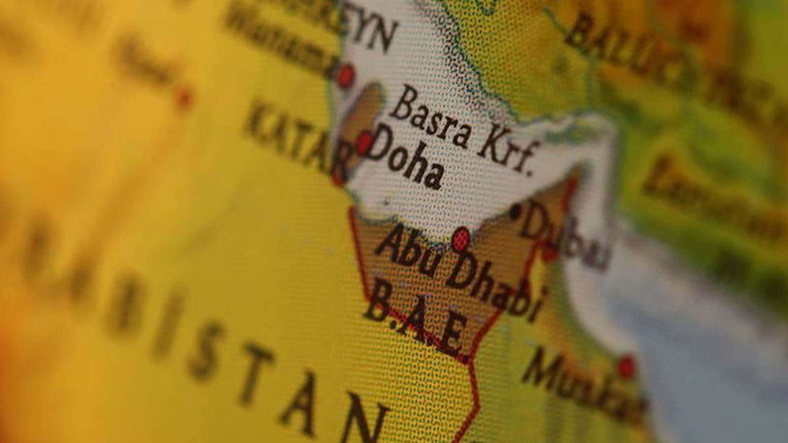 BAE'de hava savunma sisteminin engellediği cismin parçaları binaya isabet etti