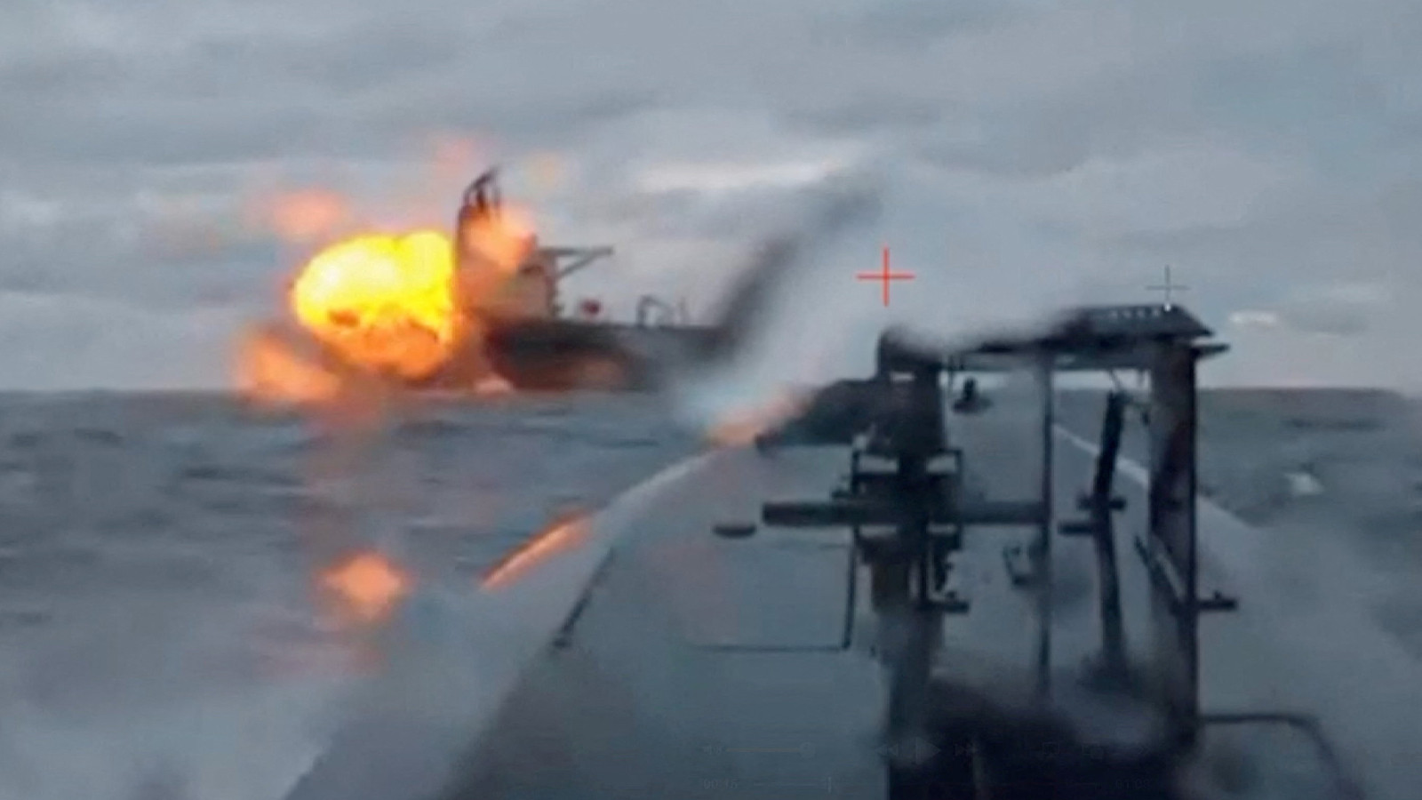 İran duyurdu: Hürmüz Boğazı'nda İsrail bağlantılı gemiyi vurduk