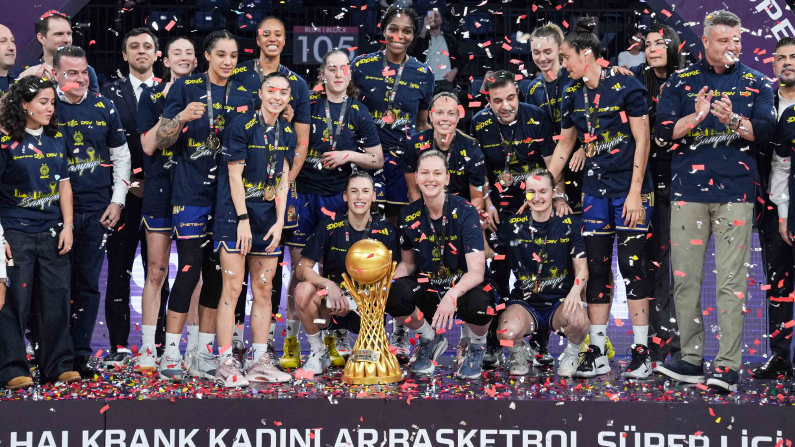 Kadınlar Basketbol Süper Ligi'nin namağlup şampiyonu Fenerbahçe Opet, kupasına kavuştu