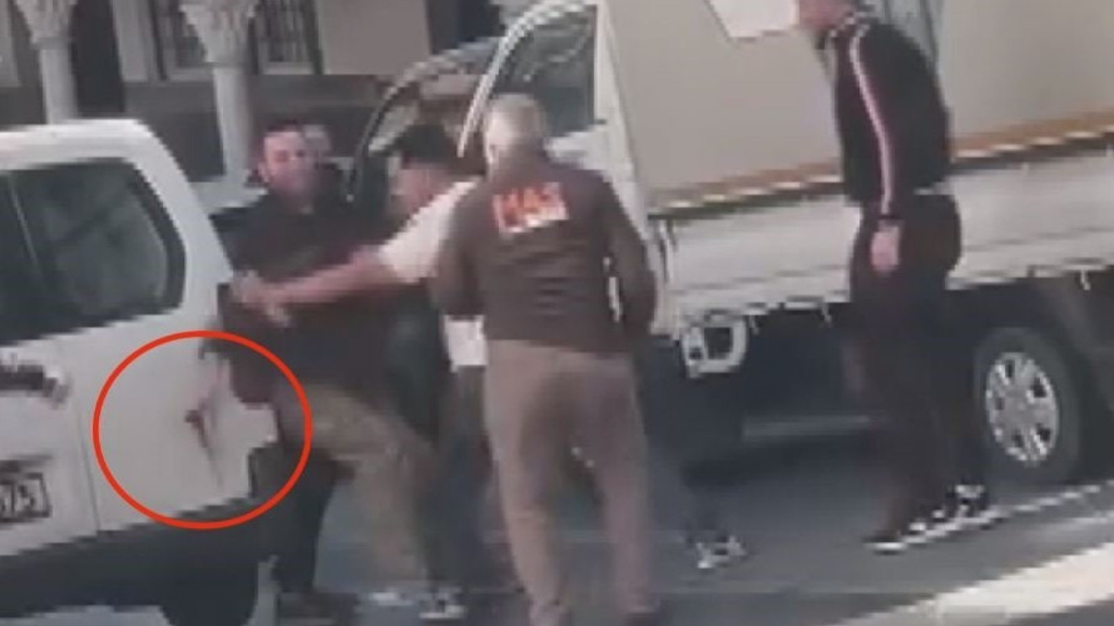 Kağıthane'de bıçaklı 'yol verme' kavgası kamerada