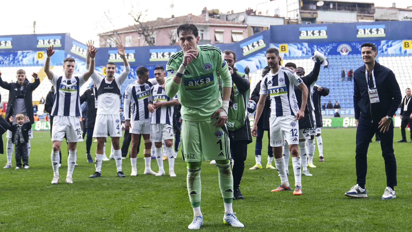 Kasımpaşa kalecisi Gianniotis'ten kaleden kaleye gol! Unutulmaz maçta Kasımpaşa güldü