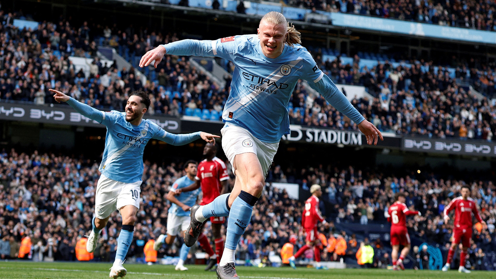 Manchester City, FA Cup'ta Liverpool'u sahadan sildi