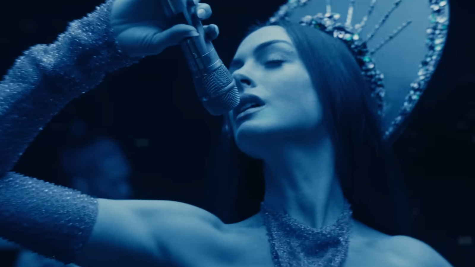 Pop yıldızına dönüşen Anne Hathaway’in başrolünde olduğu Mother Mary'den yeni fragman geldi