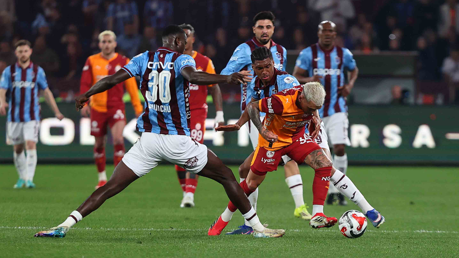 Trabzonspor-Galatasaray maçı sonrasında gergin anlar! Galatasaraylı yıldız, kırmızı kart gördü
