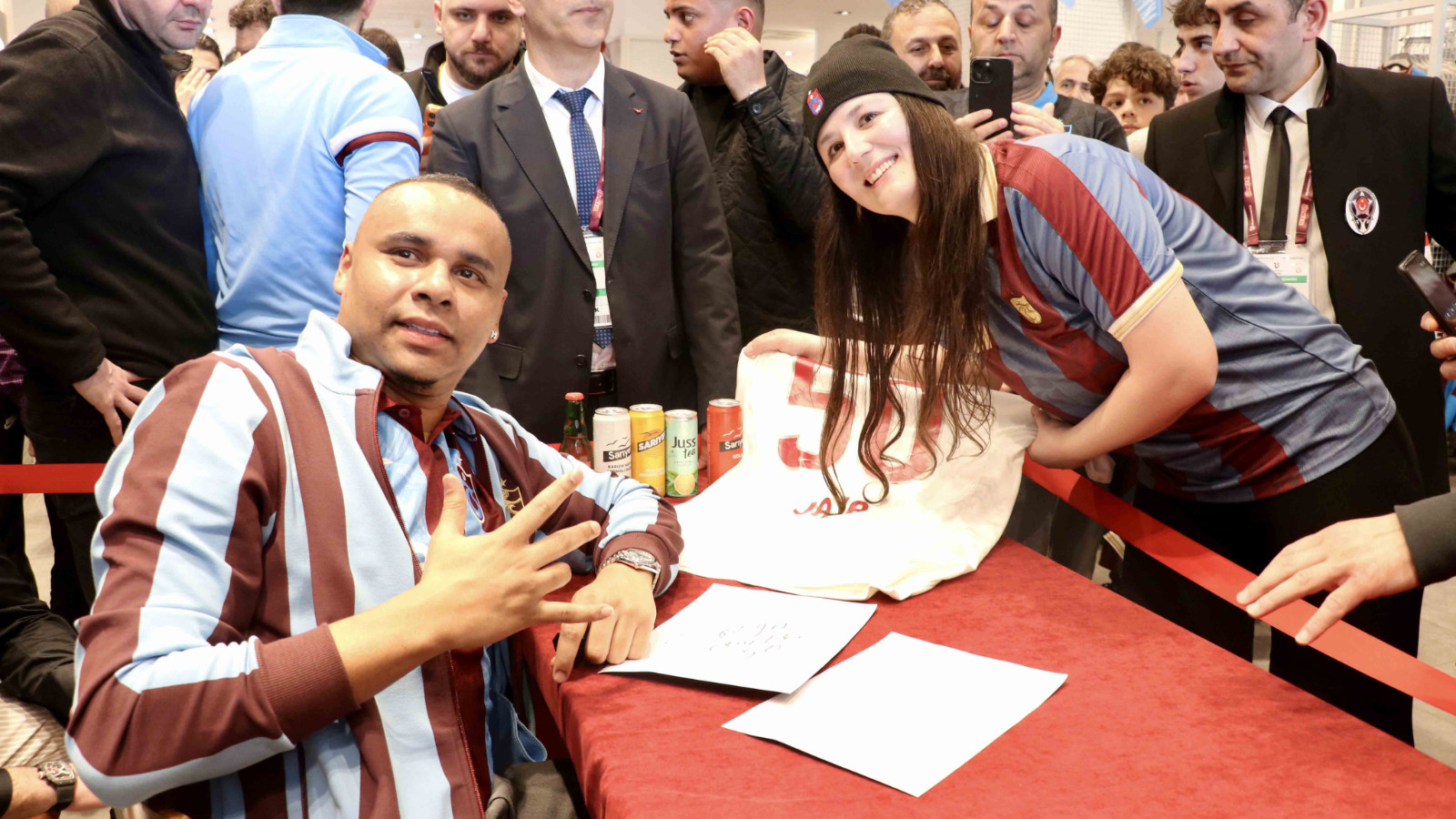 Trabzonspor'un eski futbolcusu Jaja'ya, taraftarlardan yoğun ilgi